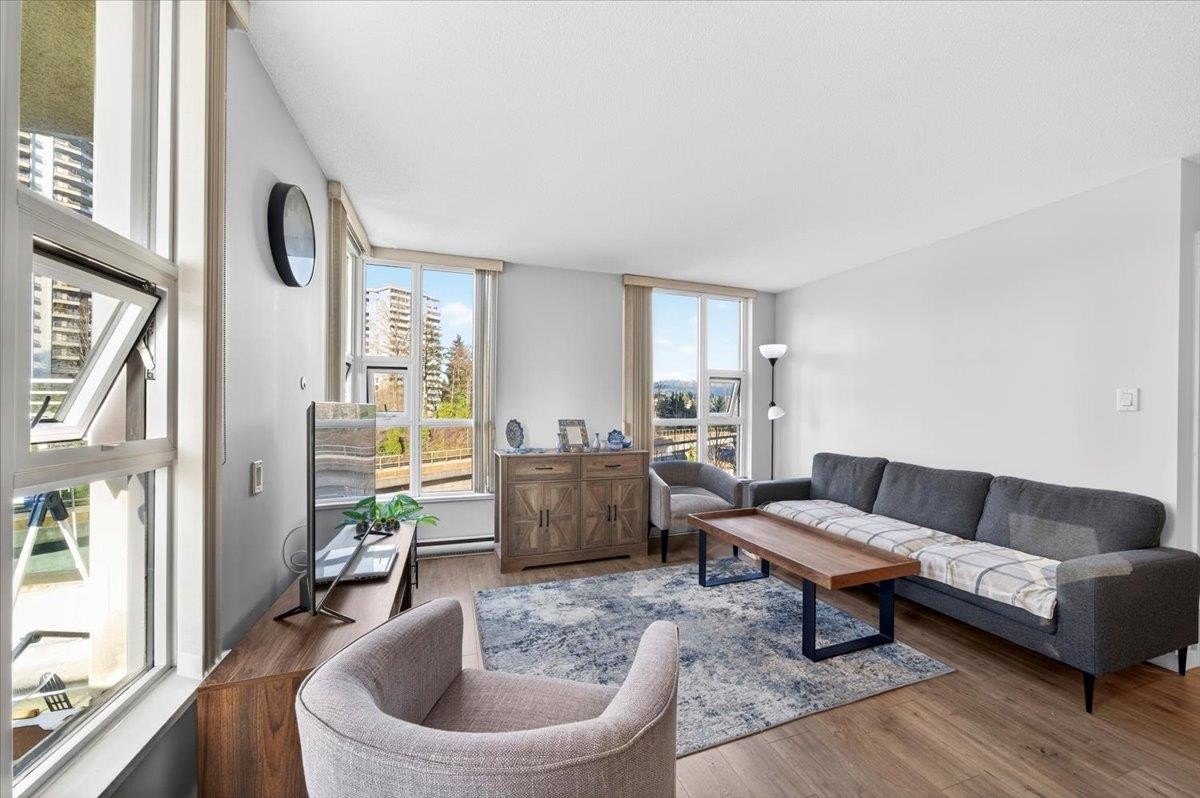 807-2200 Douglas Road, Burnaby, BC - Indoor Photo Showing Living Room