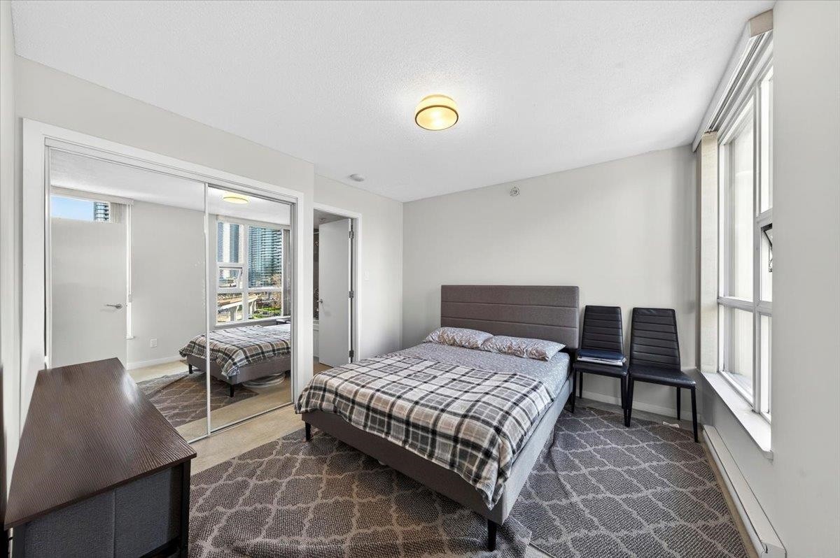 807-2200 Douglas Road, Burnaby, BC - Indoor Photo Showing Bedroom