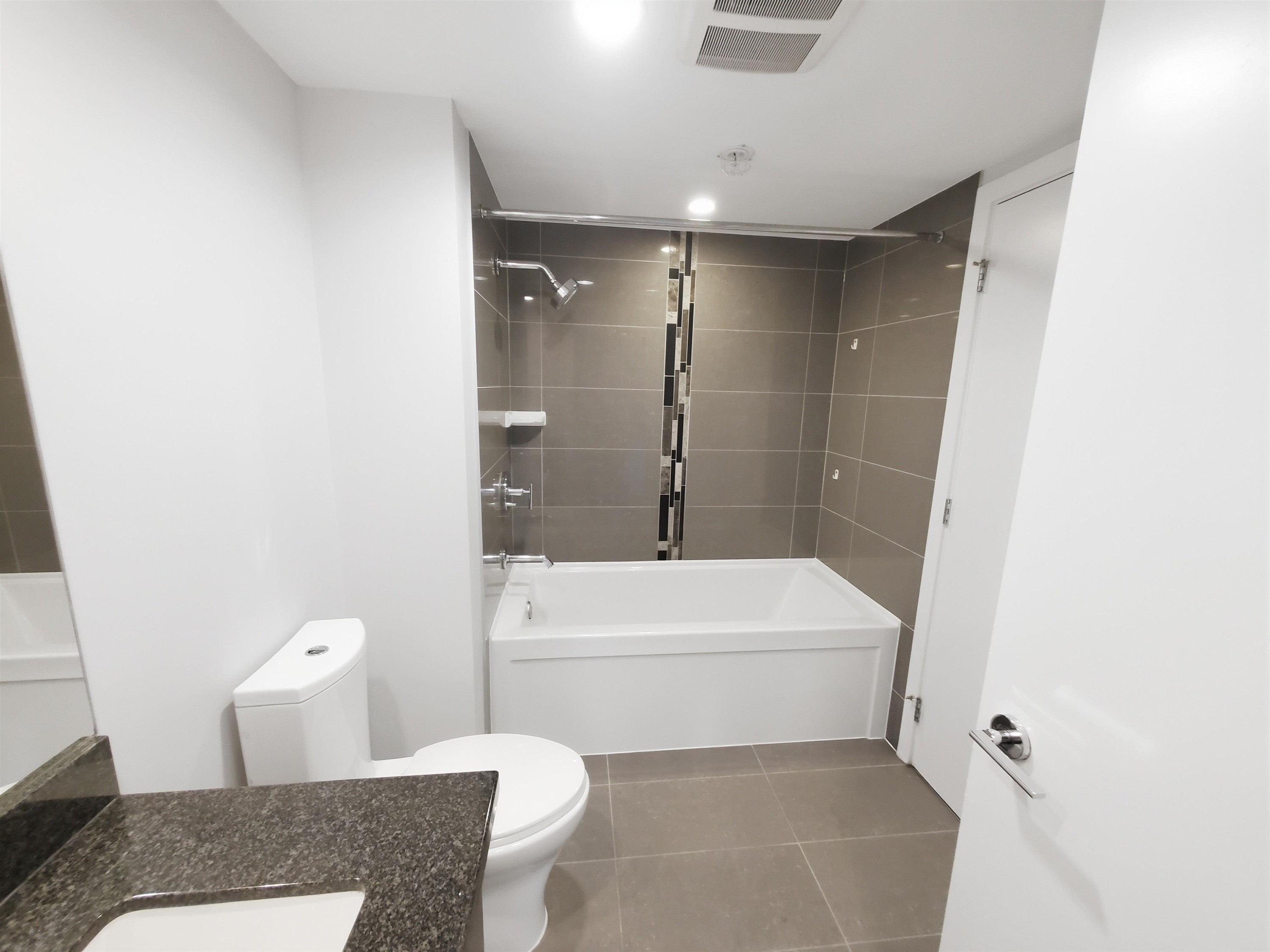 807-2200 Douglas Road, Burnaby, BC - Indoor Photo Showing Bathroom