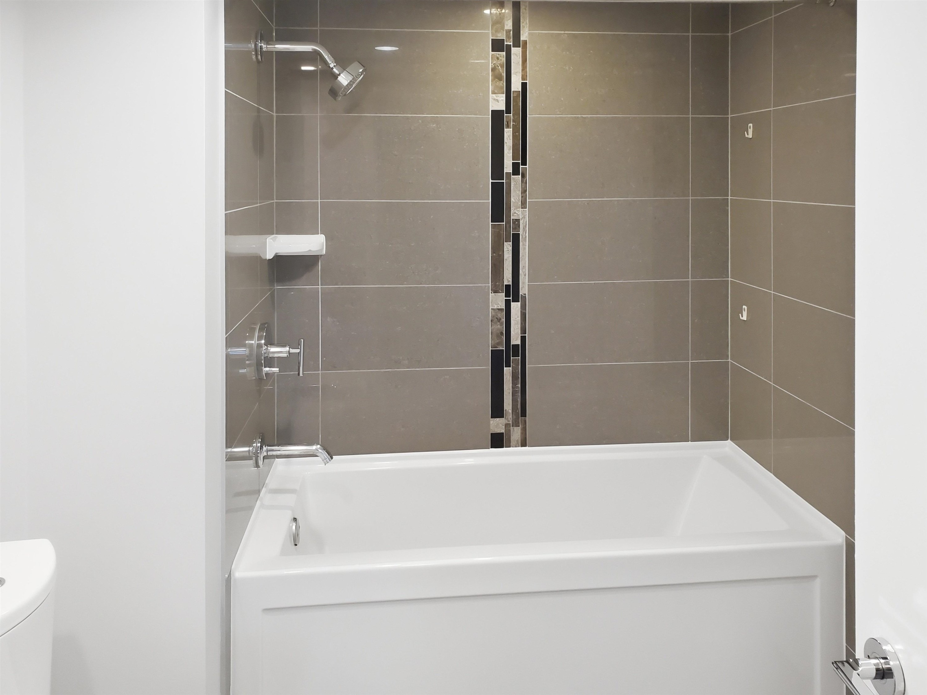 807-2200 Douglas Road, Burnaby, BC - Indoor Photo Showing Bathroom
