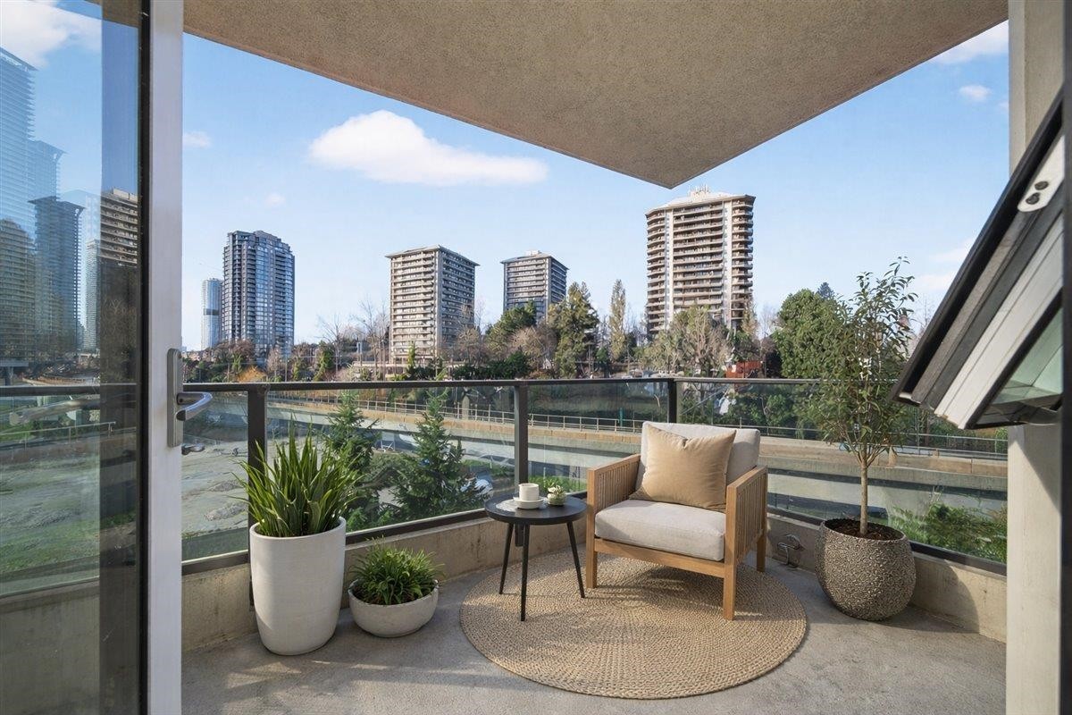 807-2200 Douglas Road, Burnaby, BC - Outdoor With Exterior