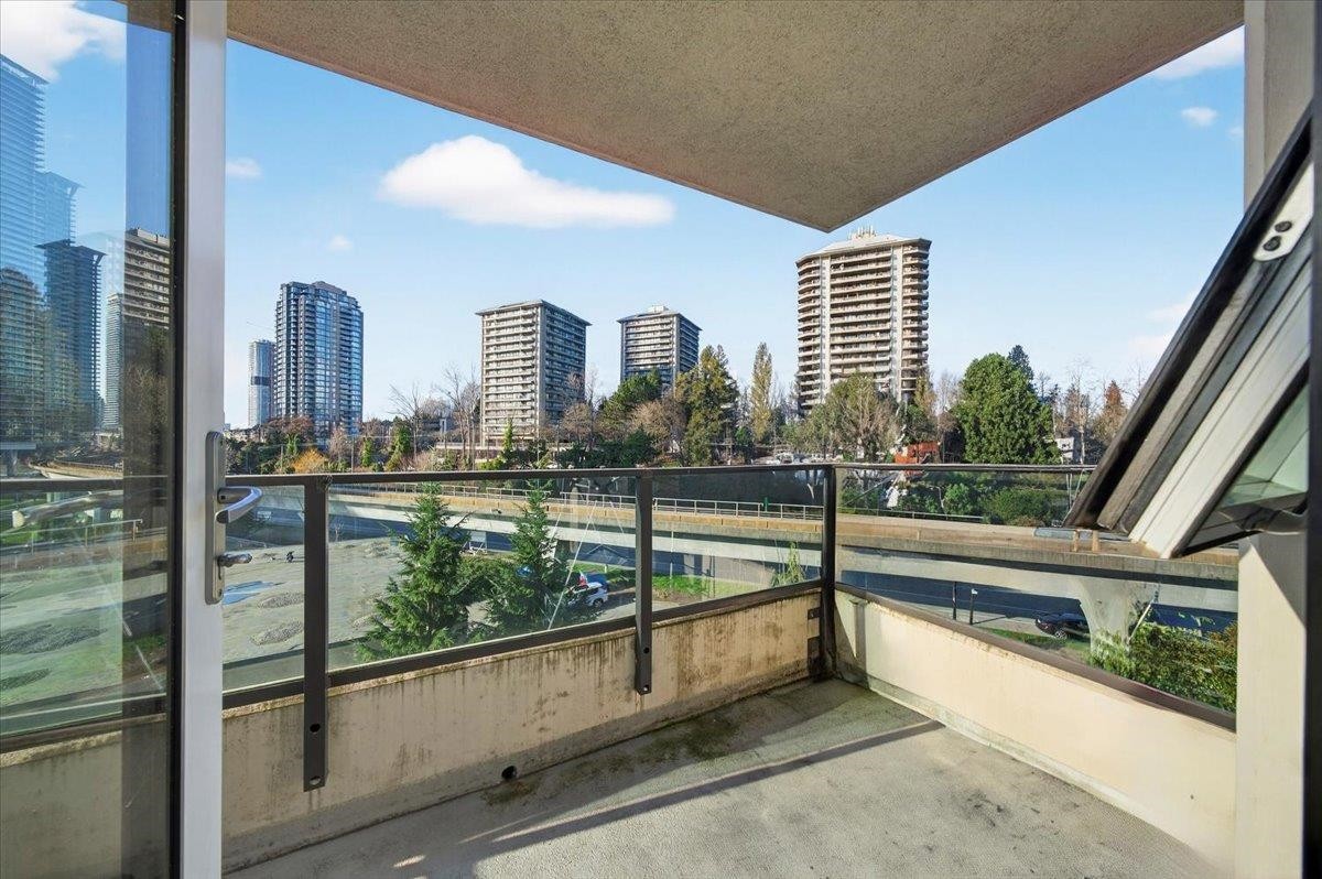 807-2200 Douglas Road, Burnaby, BC - Outdoor With Exterior