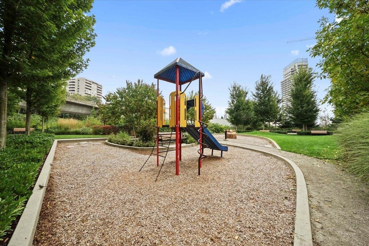 807-2200 Douglas Road, Burnaby, BC - Outdoor