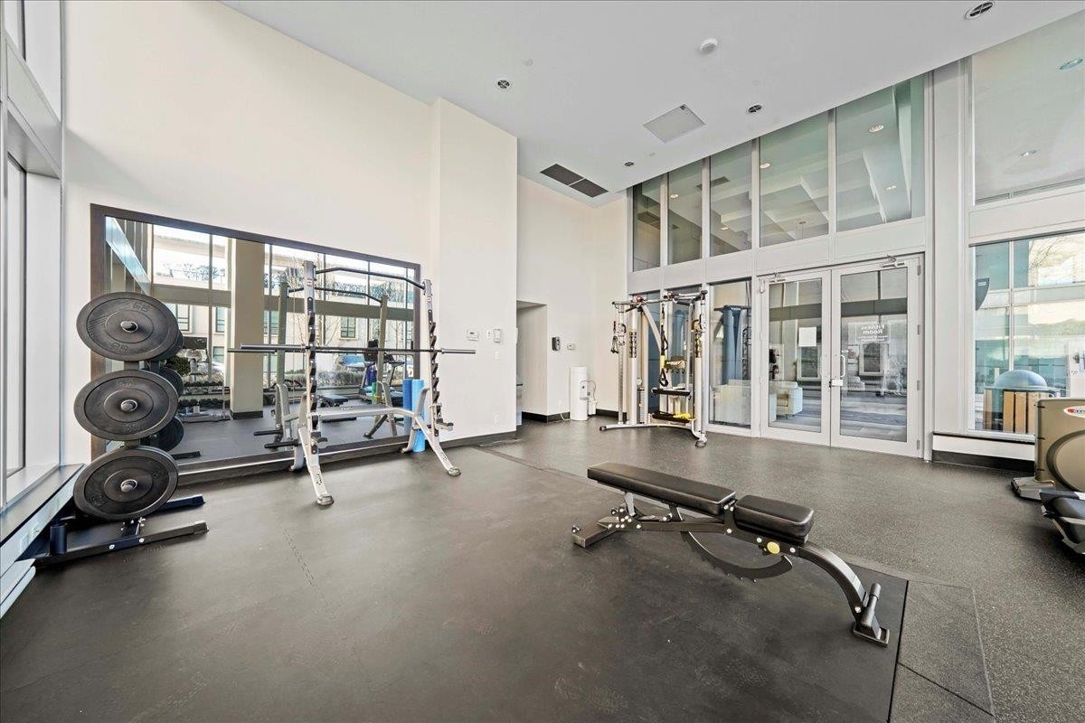 807-2200 Douglas Road, Burnaby, BC - Indoor Photo Showing Gym Room