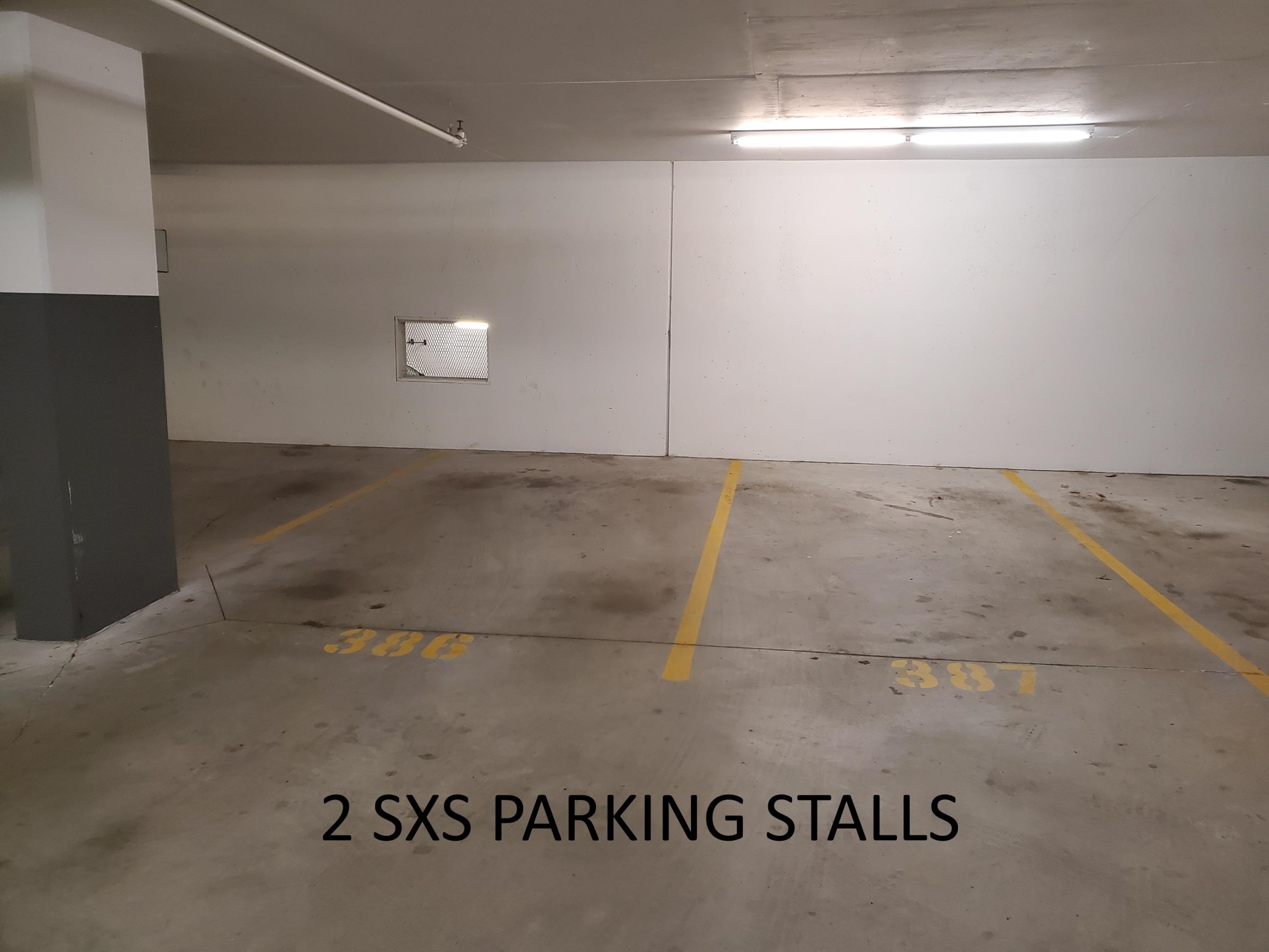 807-2200 Douglas Road, Burnaby, BC - Indoor Photo Showing Garage