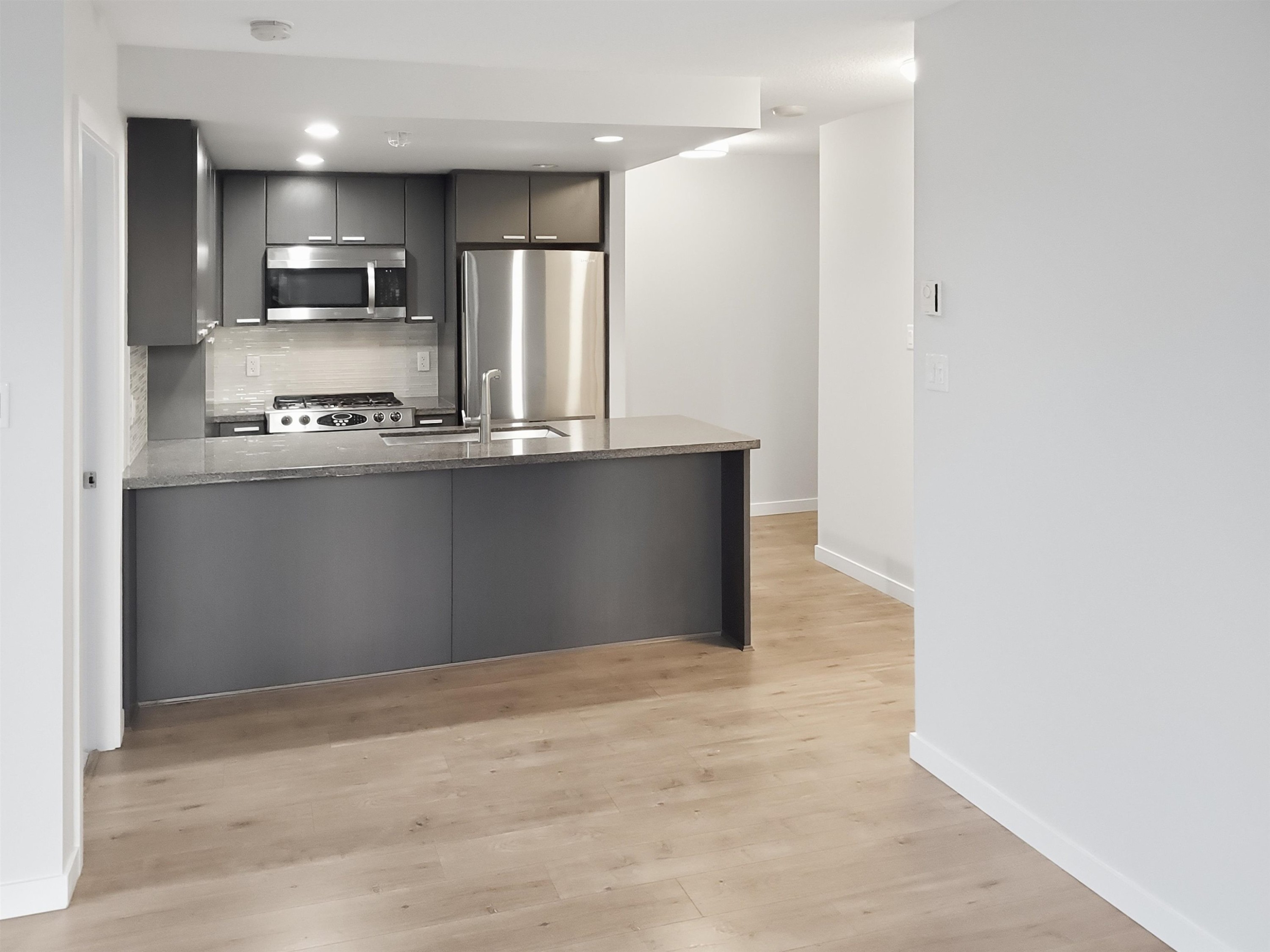 807-2200 Douglas Road, Burnaby, BC - Indoor Photo Showing Kitchen