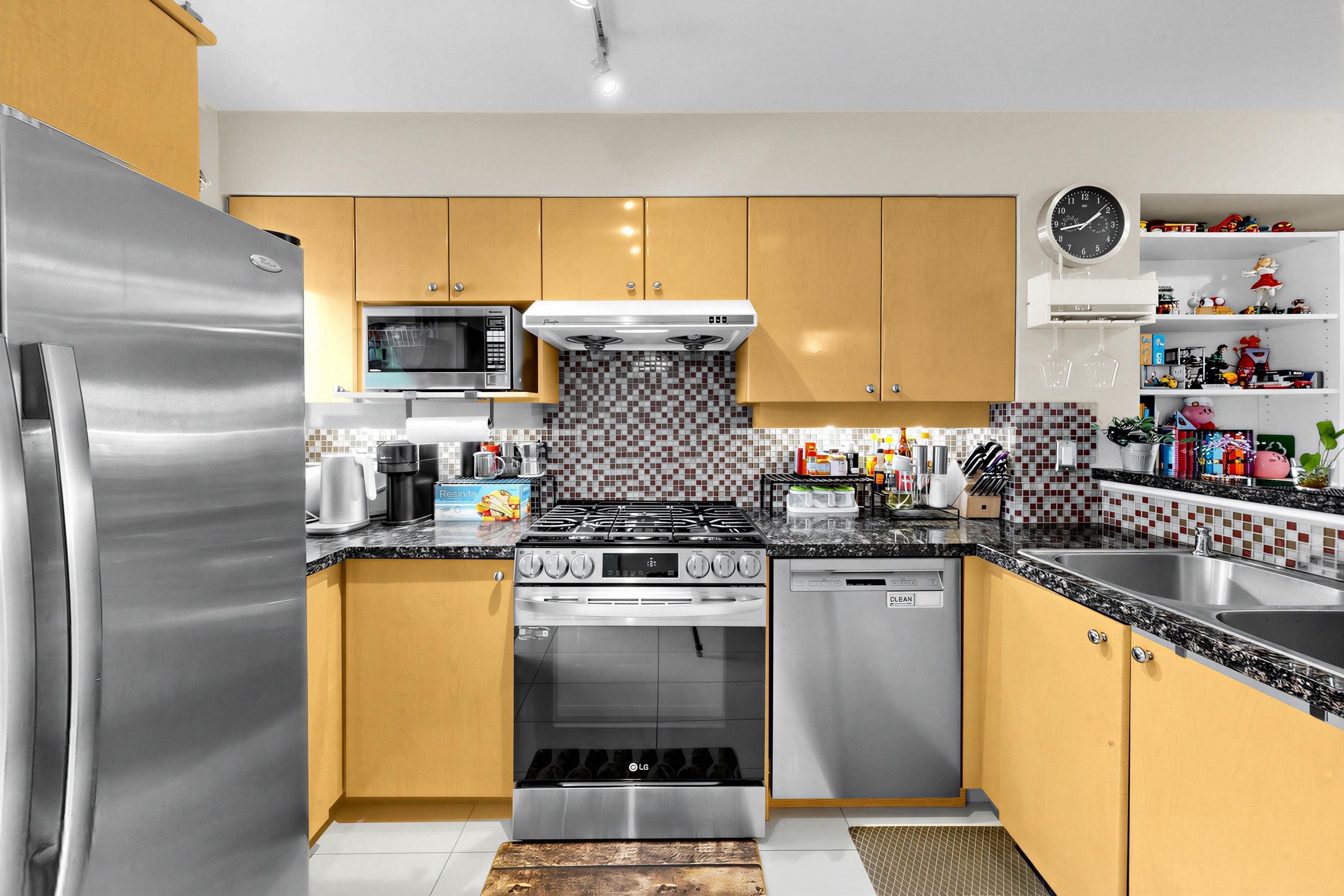 19-7100 Lynnwood Drive, Richmond, BC - Indoor Photo Showing Kitchen With Double Sink