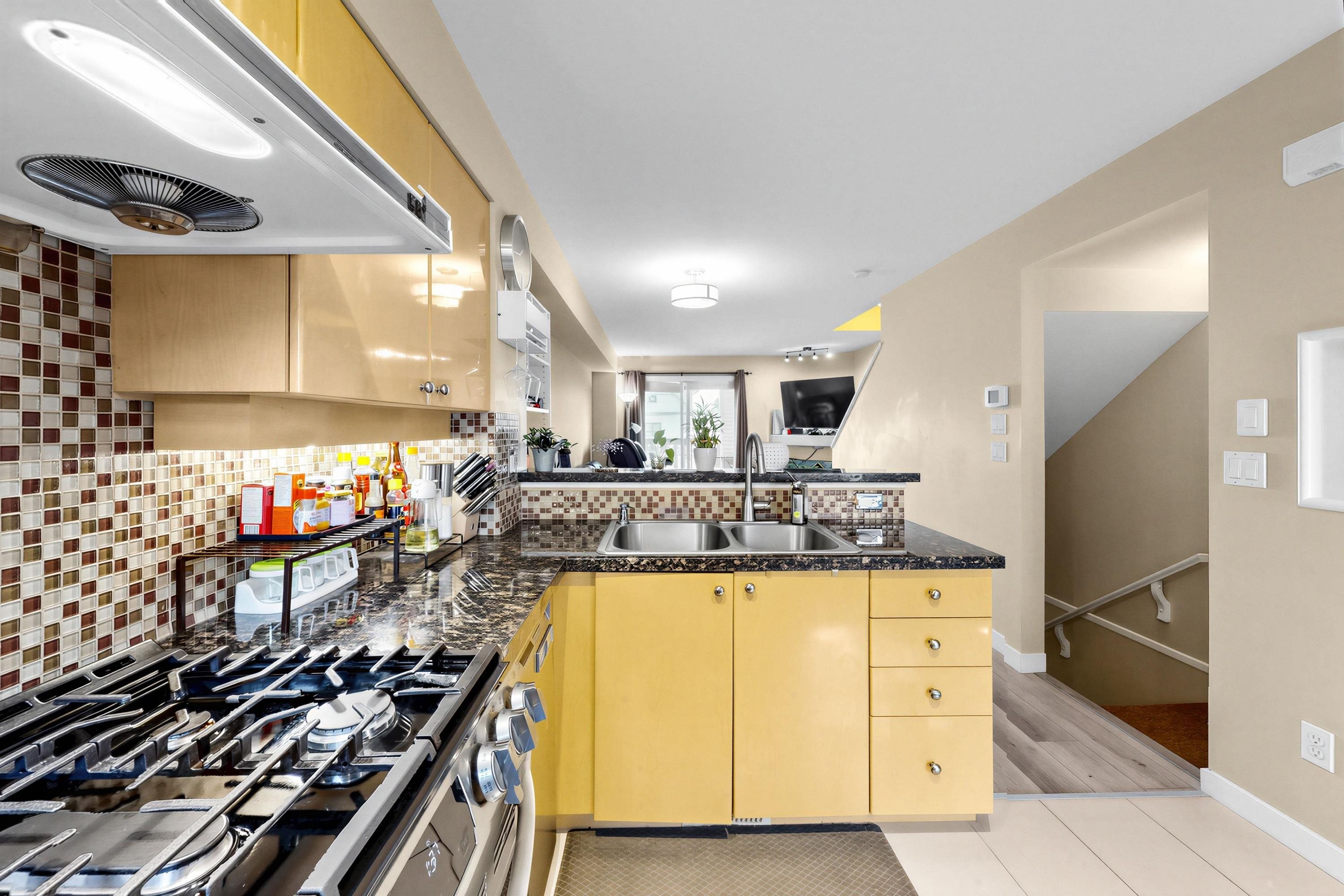 19-7100 Lynnwood Drive, Richmond, BC - Indoor Photo Showing Kitchen With Double Sink