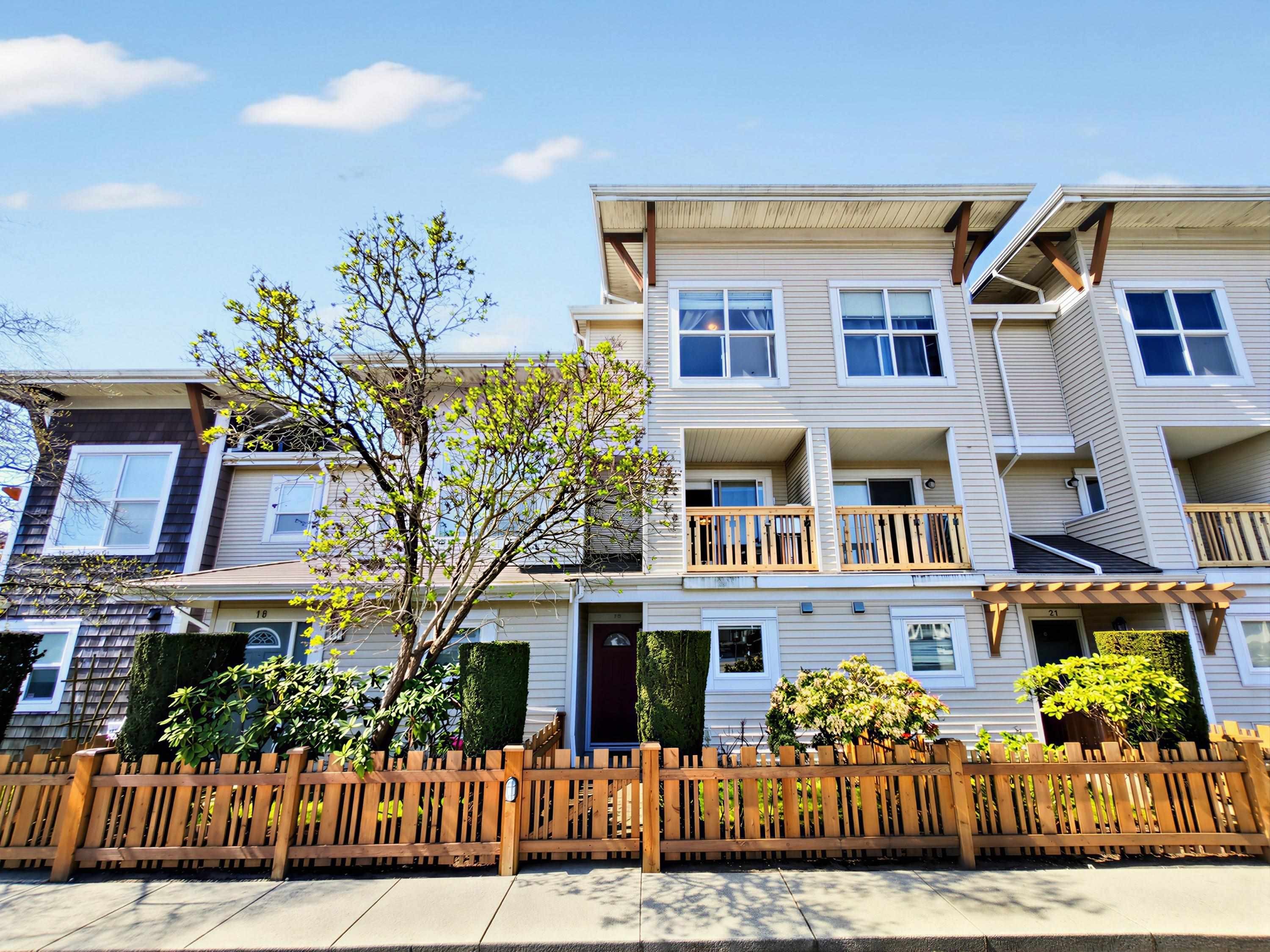 19-7100 Lynnwood Drive, Richmond, BC - Outdoor With Facade