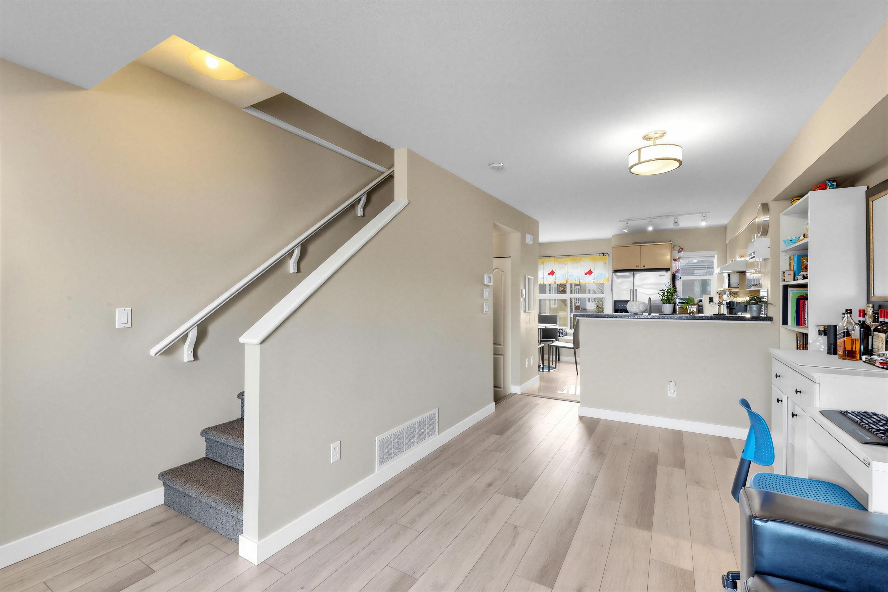 19-7100 Lynnwood Drive, Richmond, BC - Indoor Photo Showing Other Room