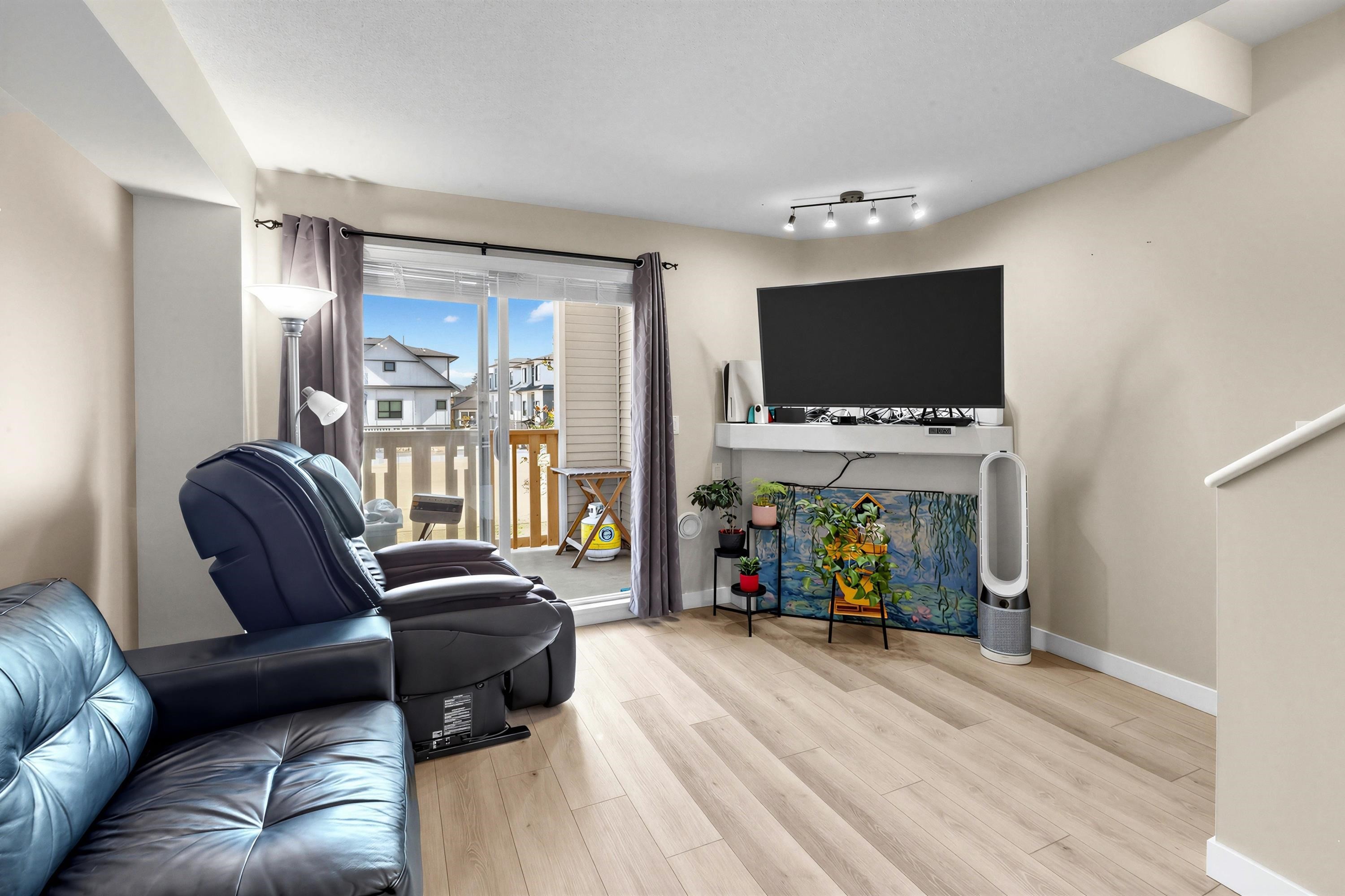 19-7100 Lynnwood Drive, Richmond, BC - Indoor Photo Showing Living Room