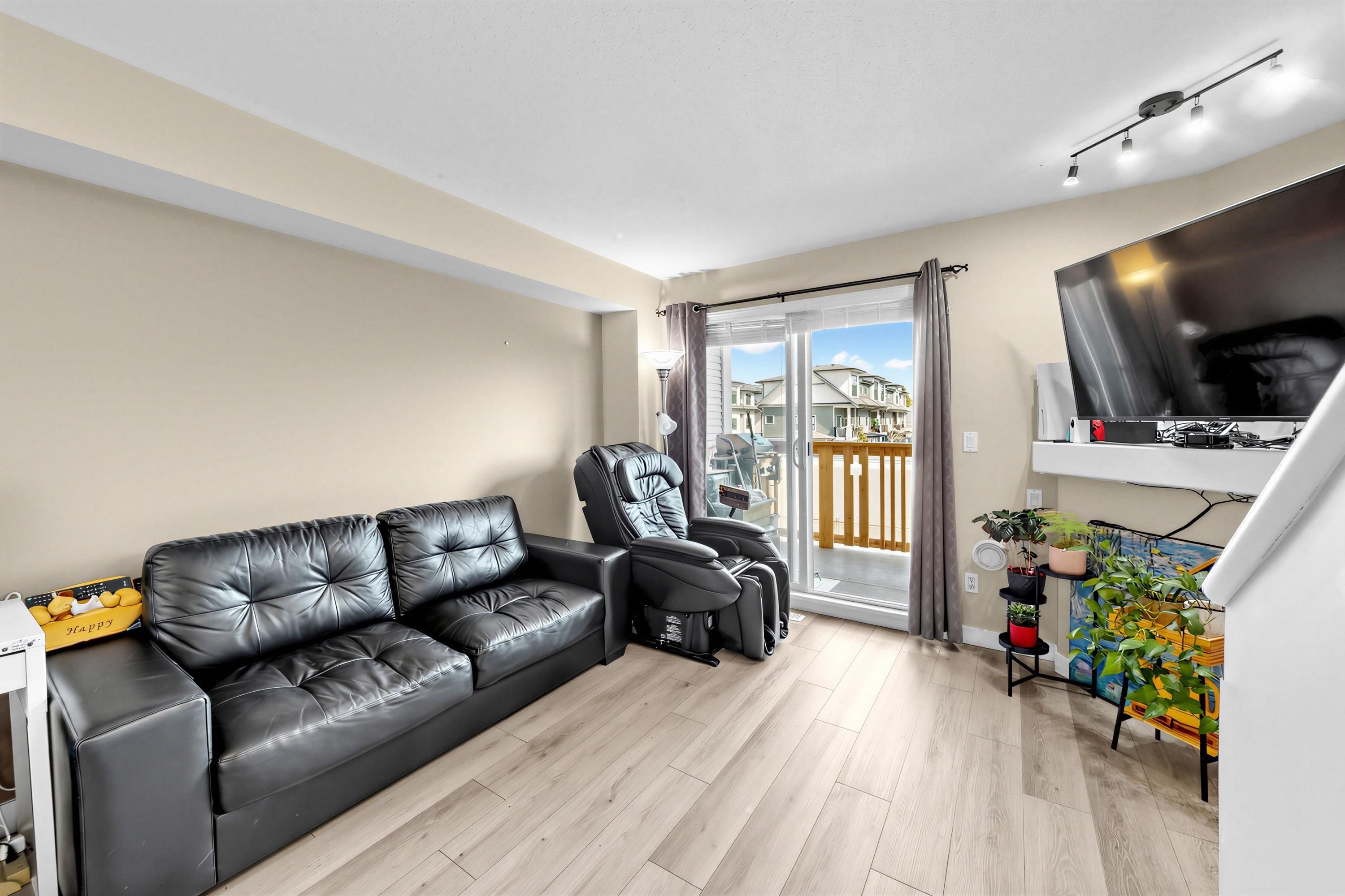 19-7100 Lynnwood Drive, Richmond, BC - Indoor Photo Showing Living Room
