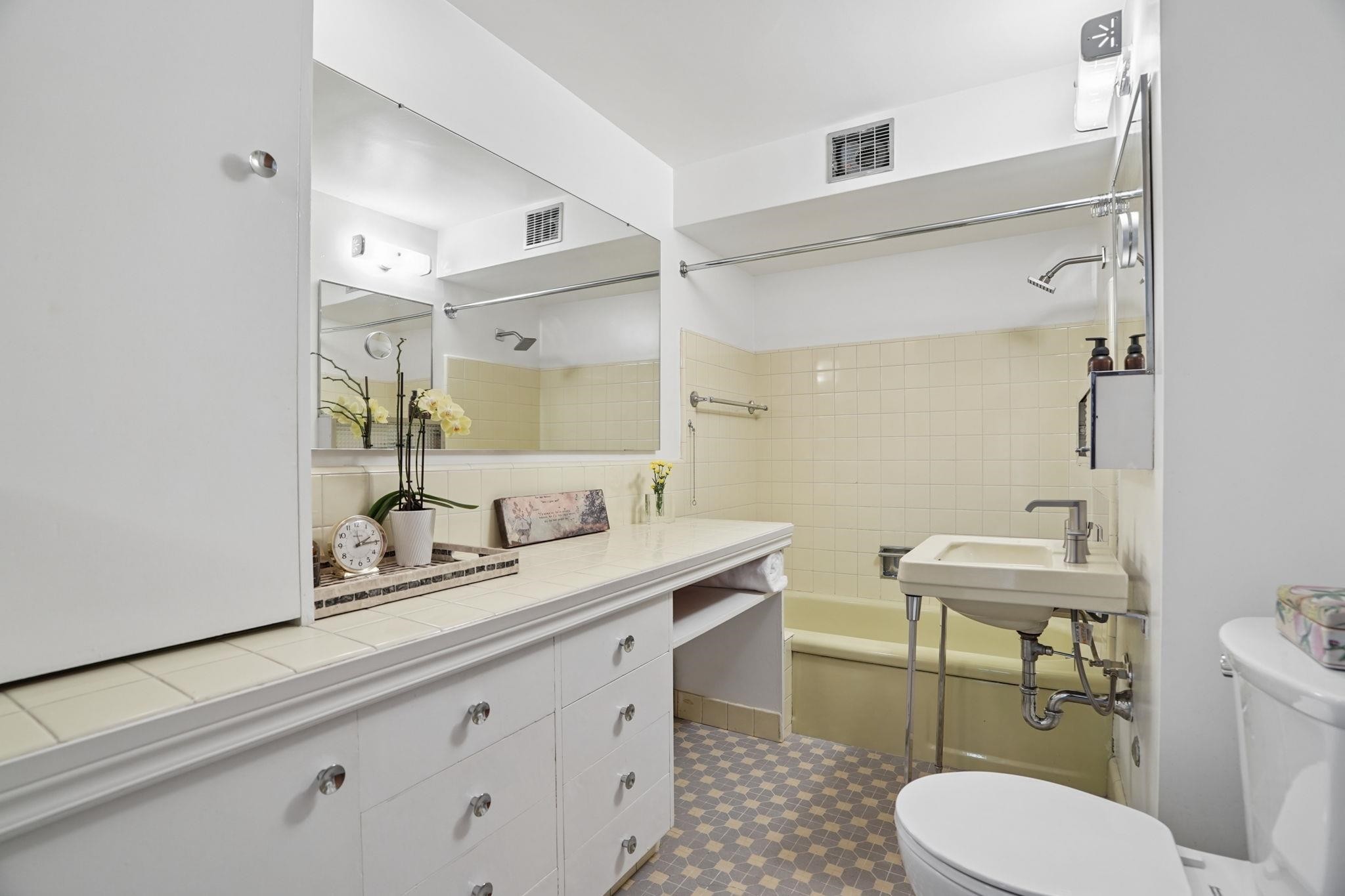 302-710 Chilco Street, Vancouver, BC - Indoor Photo Showing Bathroom