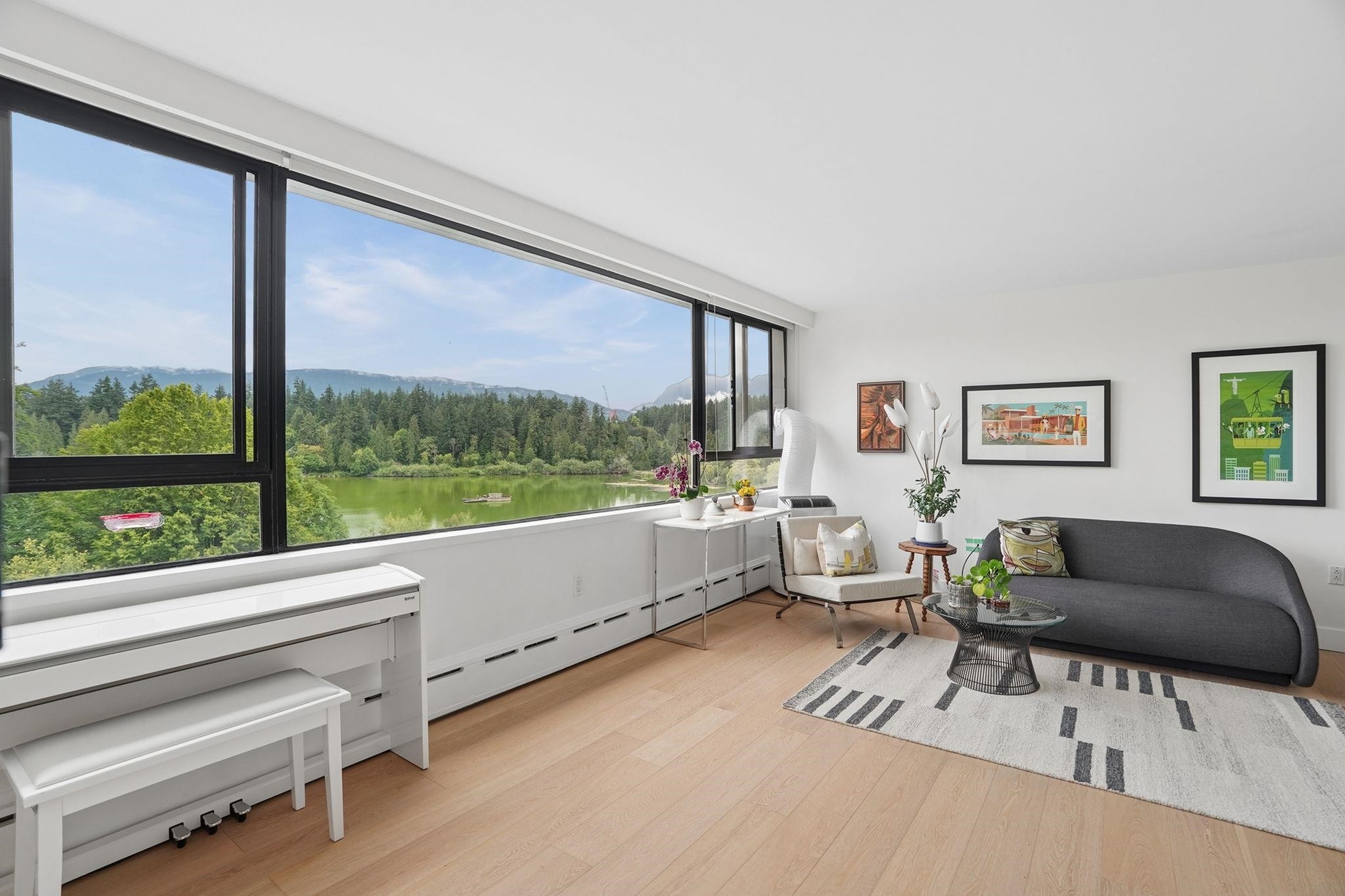302-710 Chilco Street, Vancouver, BC - Indoor Photo Showing Living Room