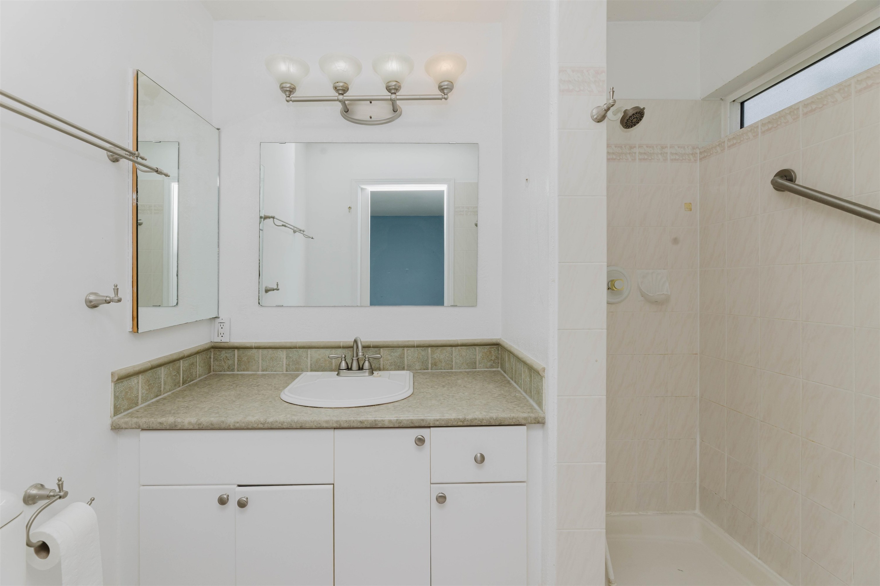 5078 Bay Road, Sechelt, BC - Indoor Photo Showing Bathroom