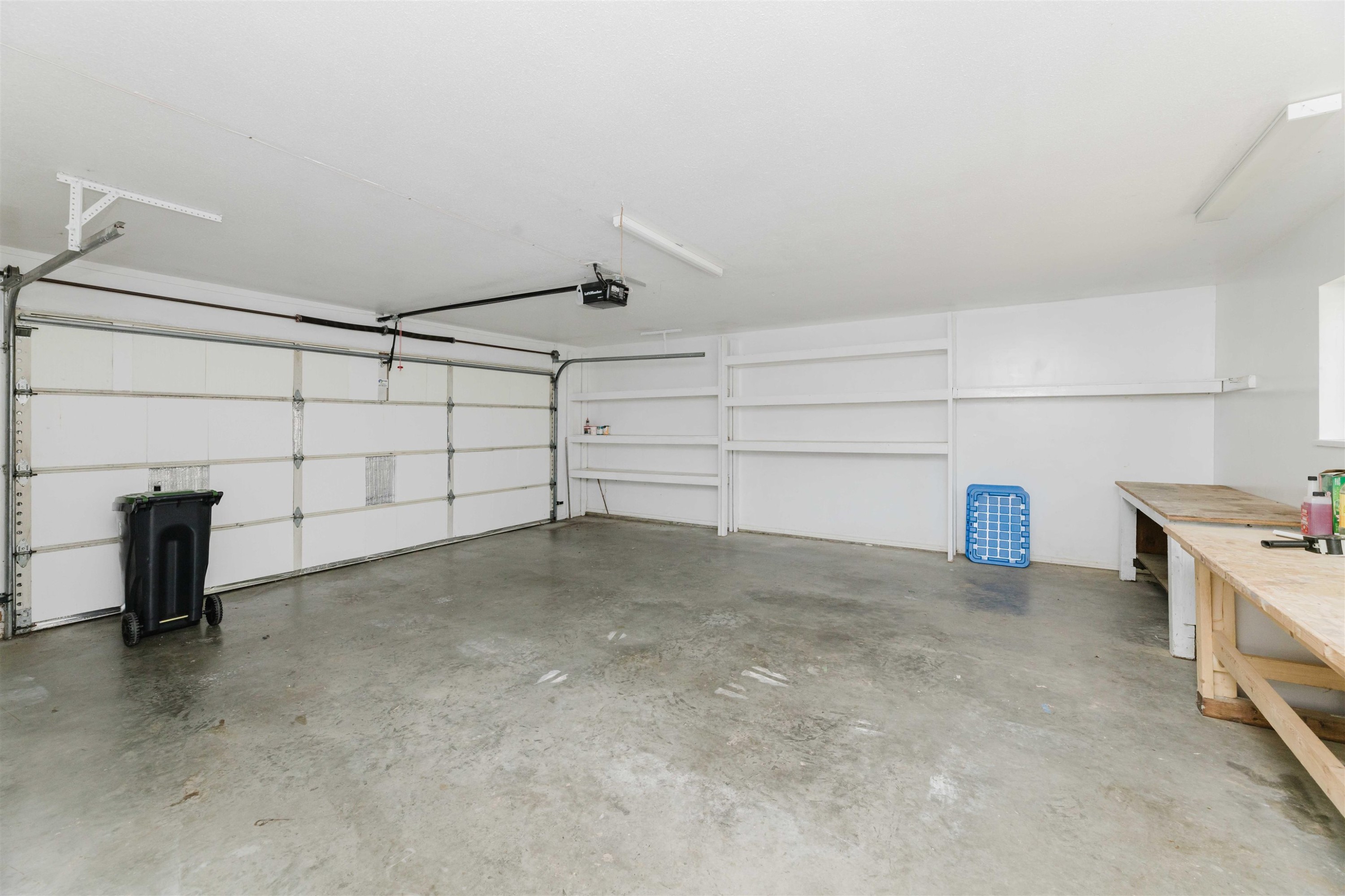 5078 Bay Road, Sechelt, BC - Indoor Photo Showing Garage
