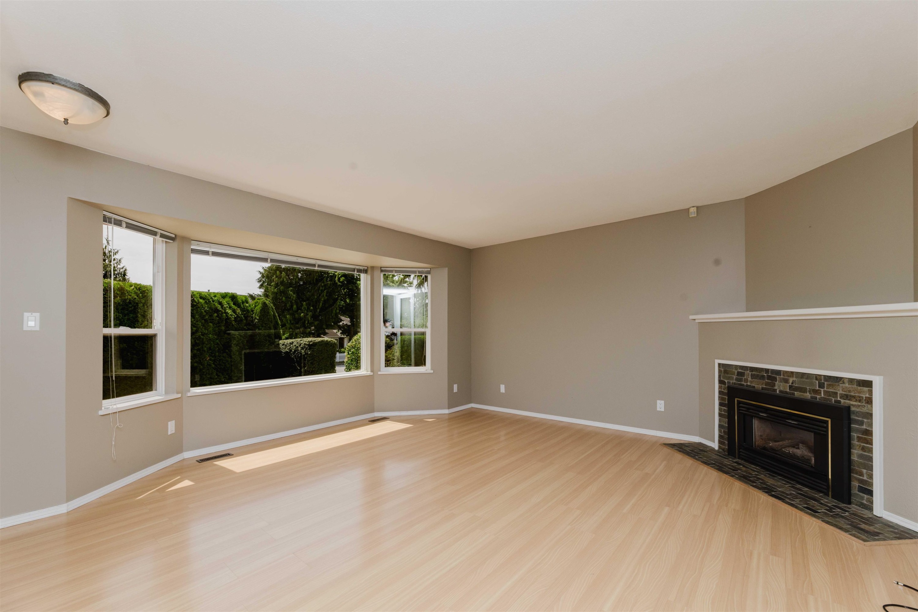 5078 Bay Road, Sechelt, BC - Indoor Photo Showing Living Room With Fireplace