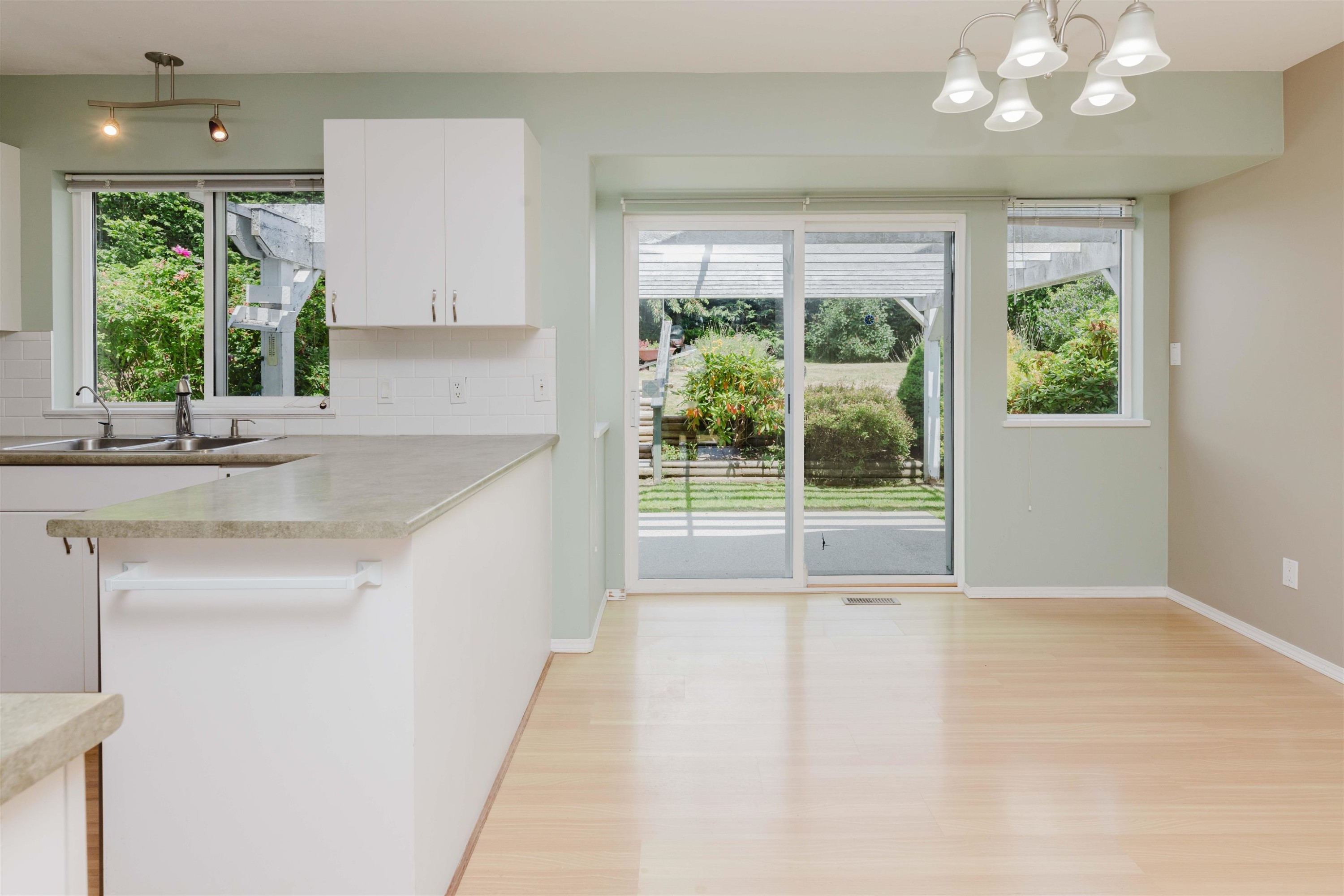 5078 Bay Road, Sechelt, BC - Indoor Photo Showing Kitchen With Double Sink