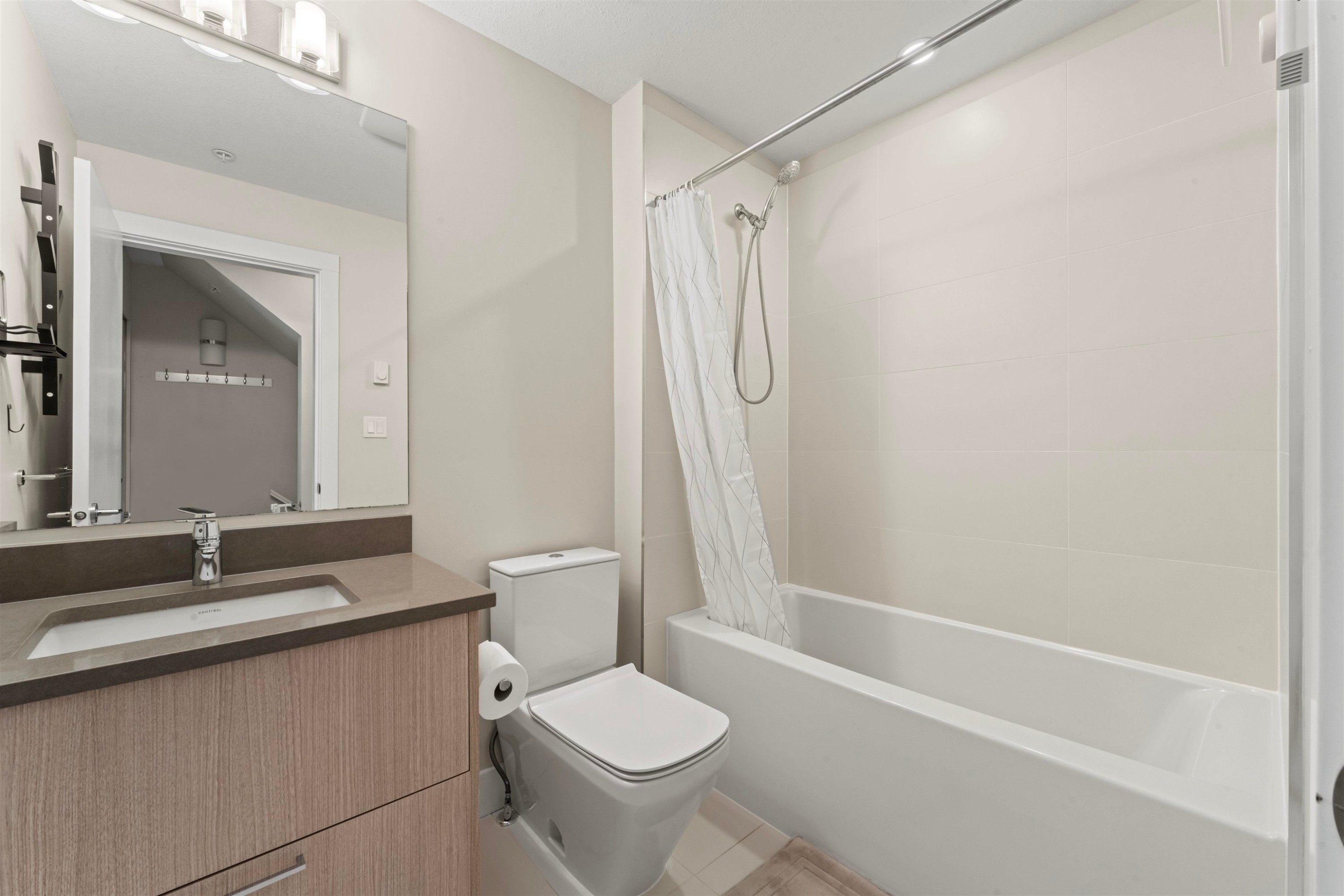 7-5132 Canada Way, Burnaby, BC - Indoor Photo Showing Bathroom