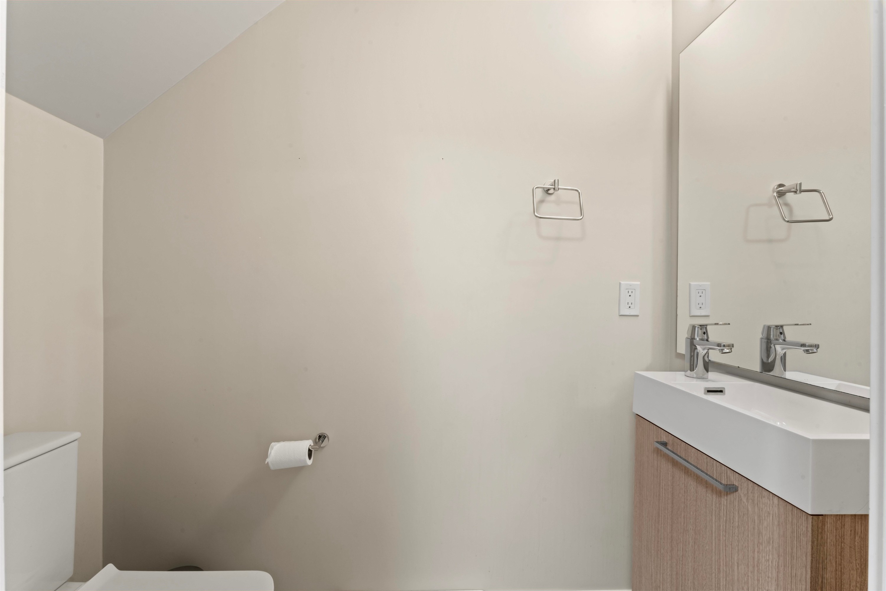 7-5132 Canada Way, Burnaby, BC - Indoor Photo Showing Bathroom