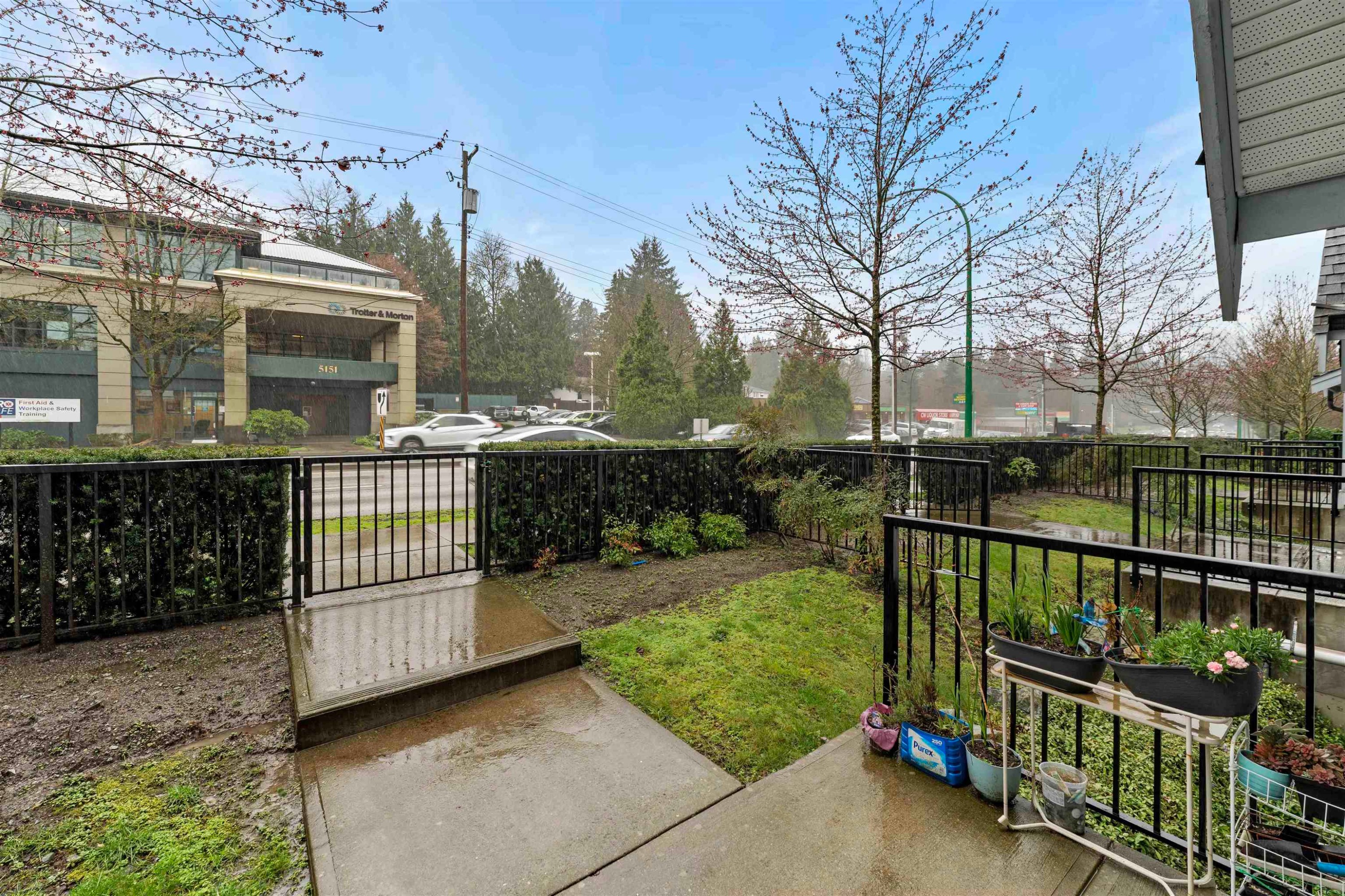 7-5132 Canada Way, Burnaby, BC - Outdoor
