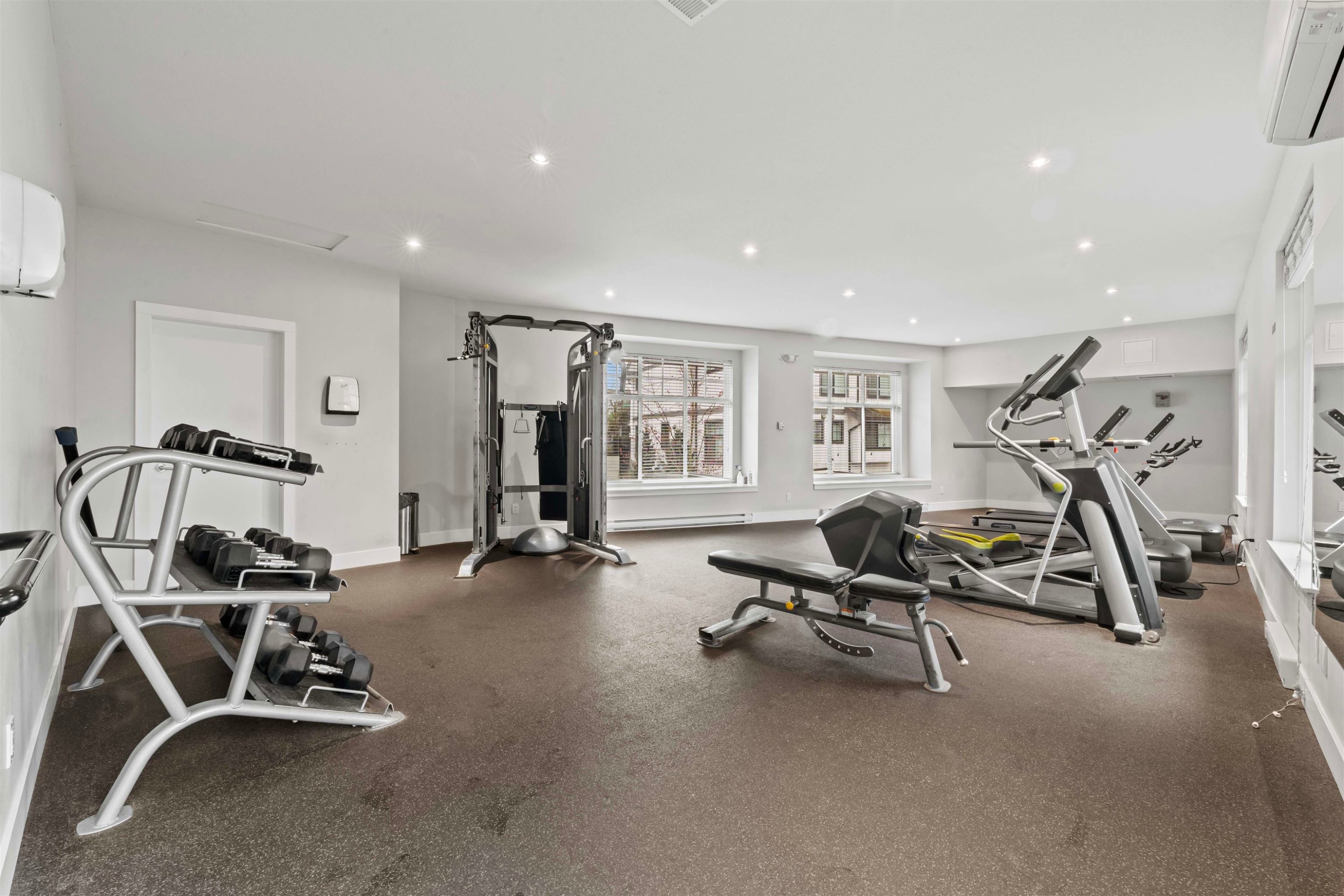 7-5132 Canada Way, Burnaby, BC - Indoor Photo Showing Gym Room