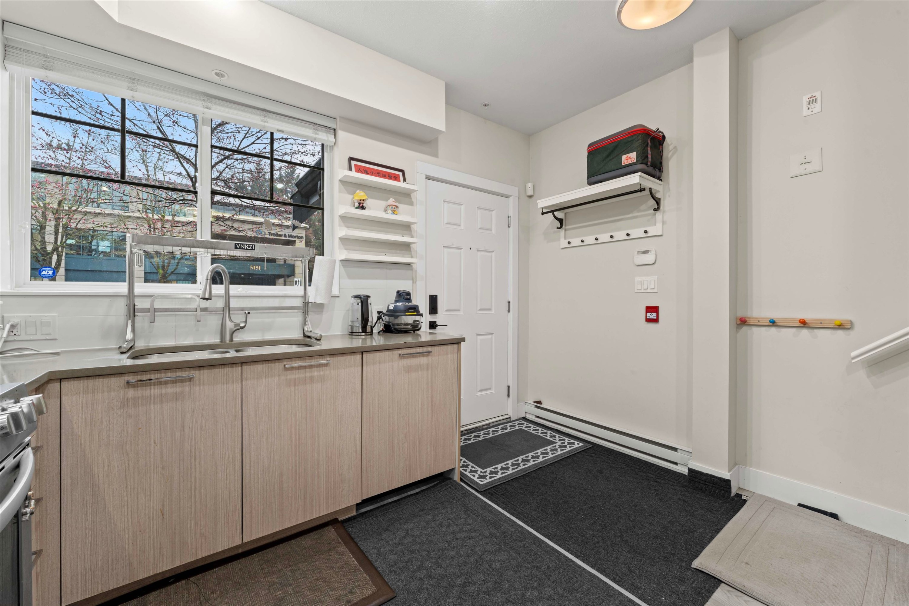 7-5132 Canada Way, Burnaby, BC - Indoor Photo Showing Kitchen With Double Sink