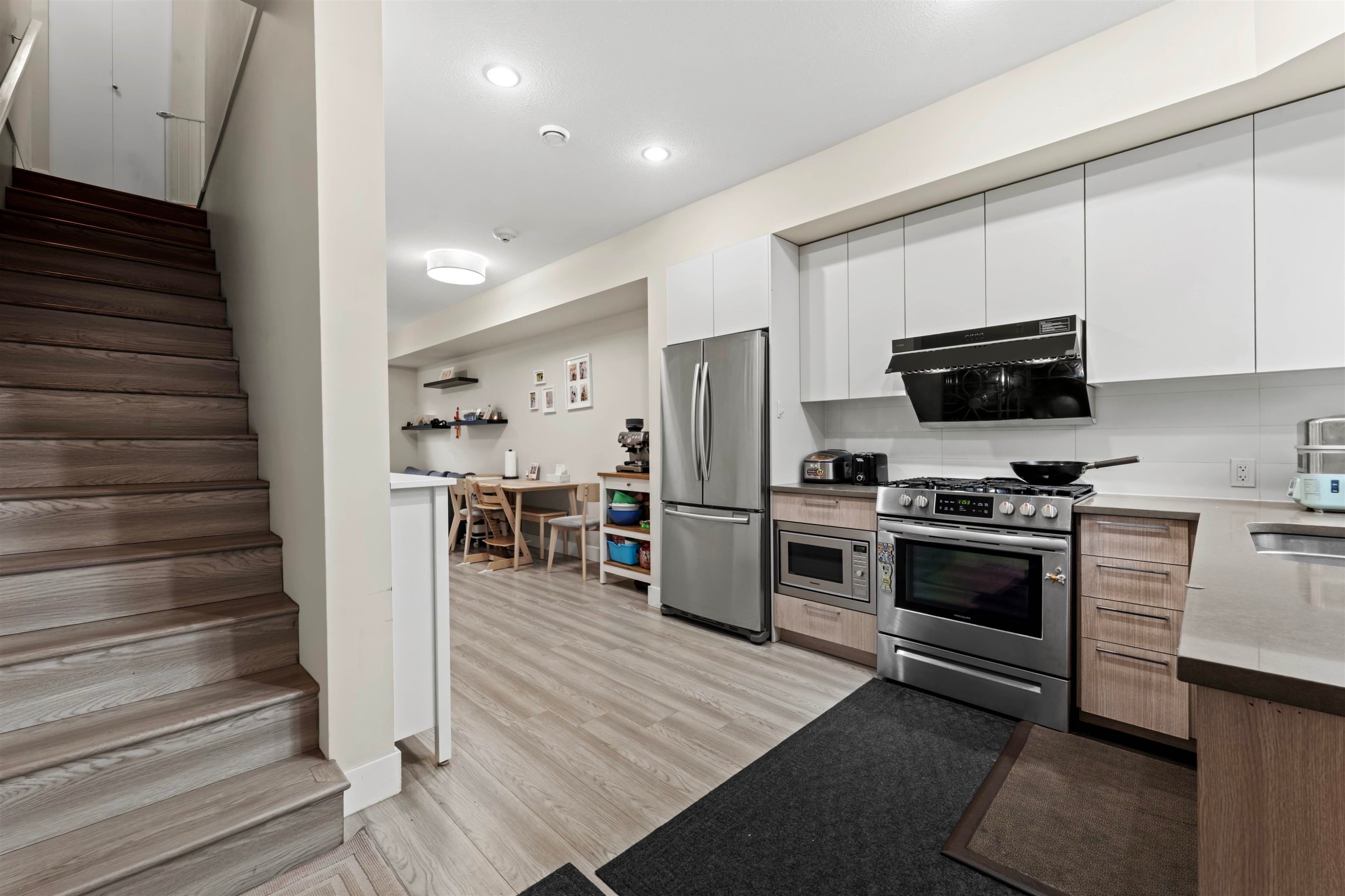 7-5132 Canada Way, Burnaby, BC - Indoor Photo Showing Kitchen