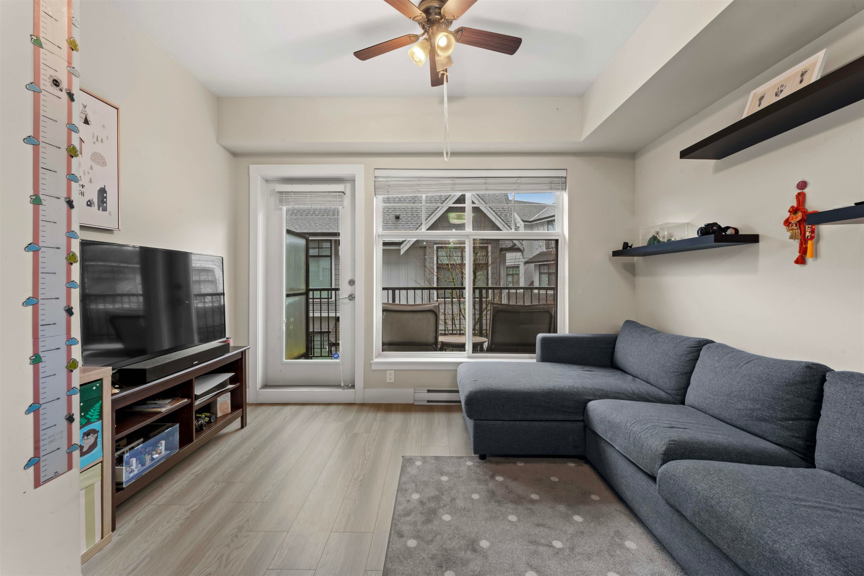 7-5132 Canada Way, Burnaby, BC - Indoor Photo Showing Living Room