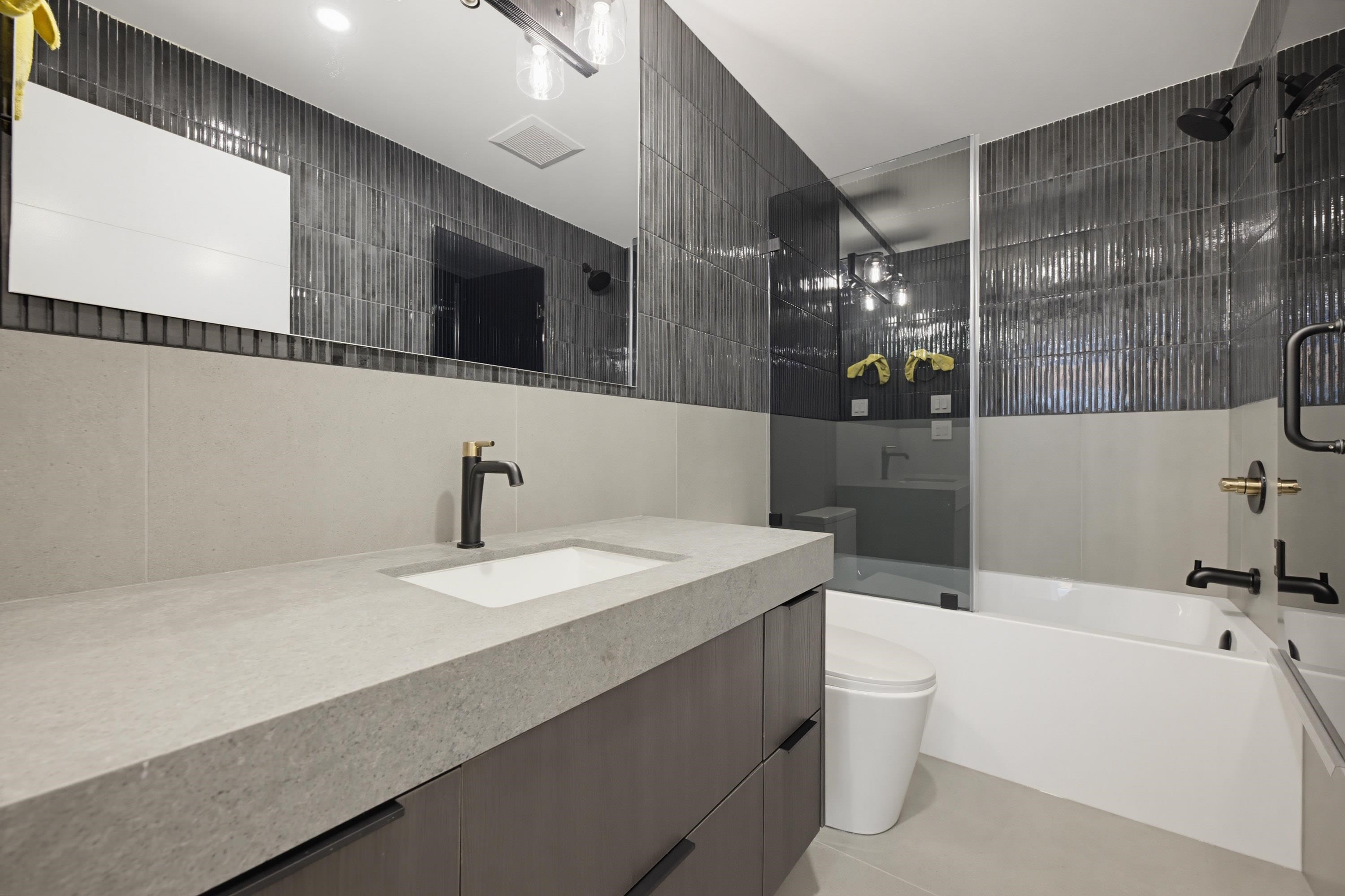 6383 Grant Street, Burnaby, BC - Indoor Photo Showing Bathroom
