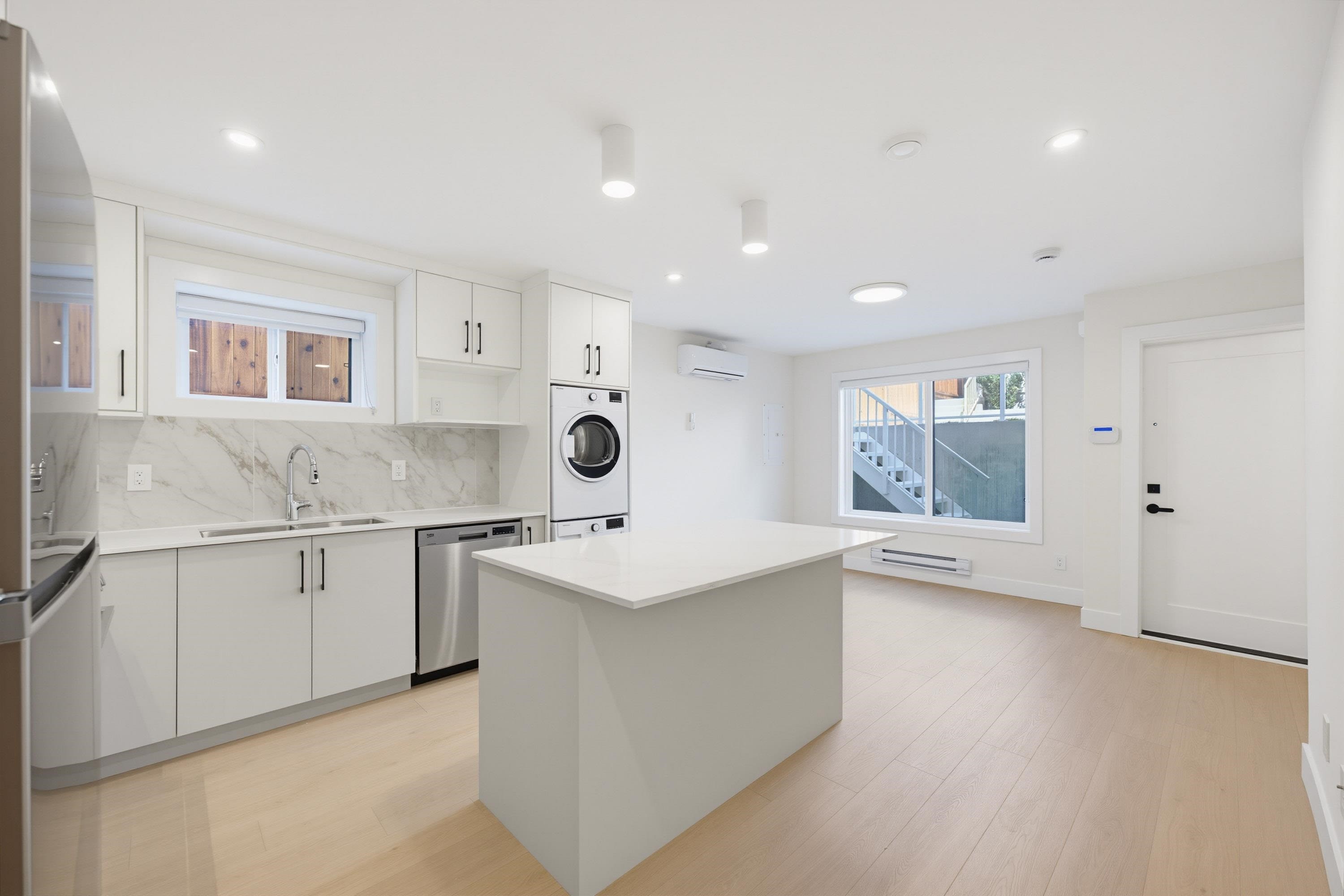 6383 Grant Street, Burnaby, BC - Indoor Photo Showing Kitchen With Double Sink