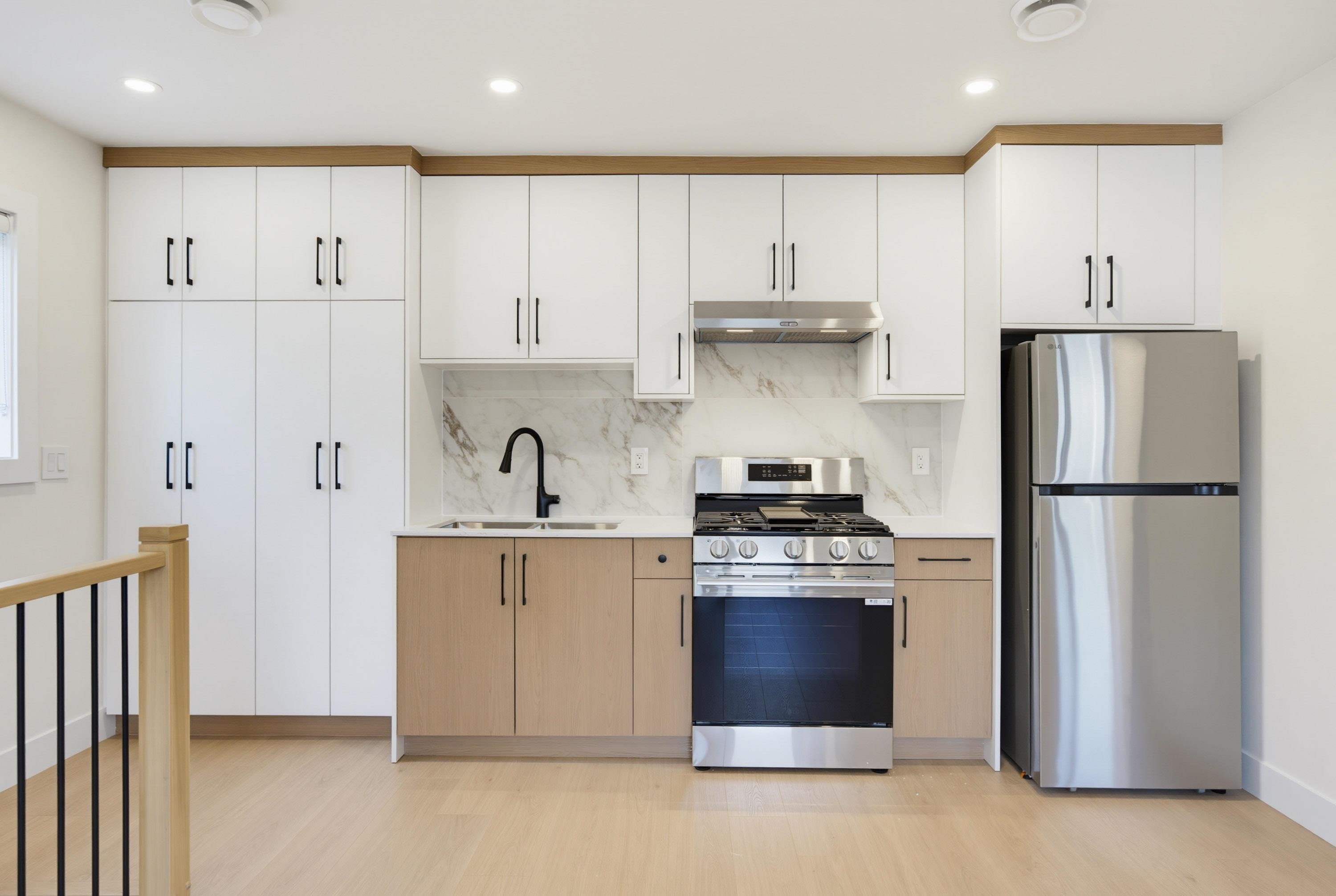 6383 Grant Street, Burnaby, BC - Indoor Photo Showing Kitchen With Double Sink