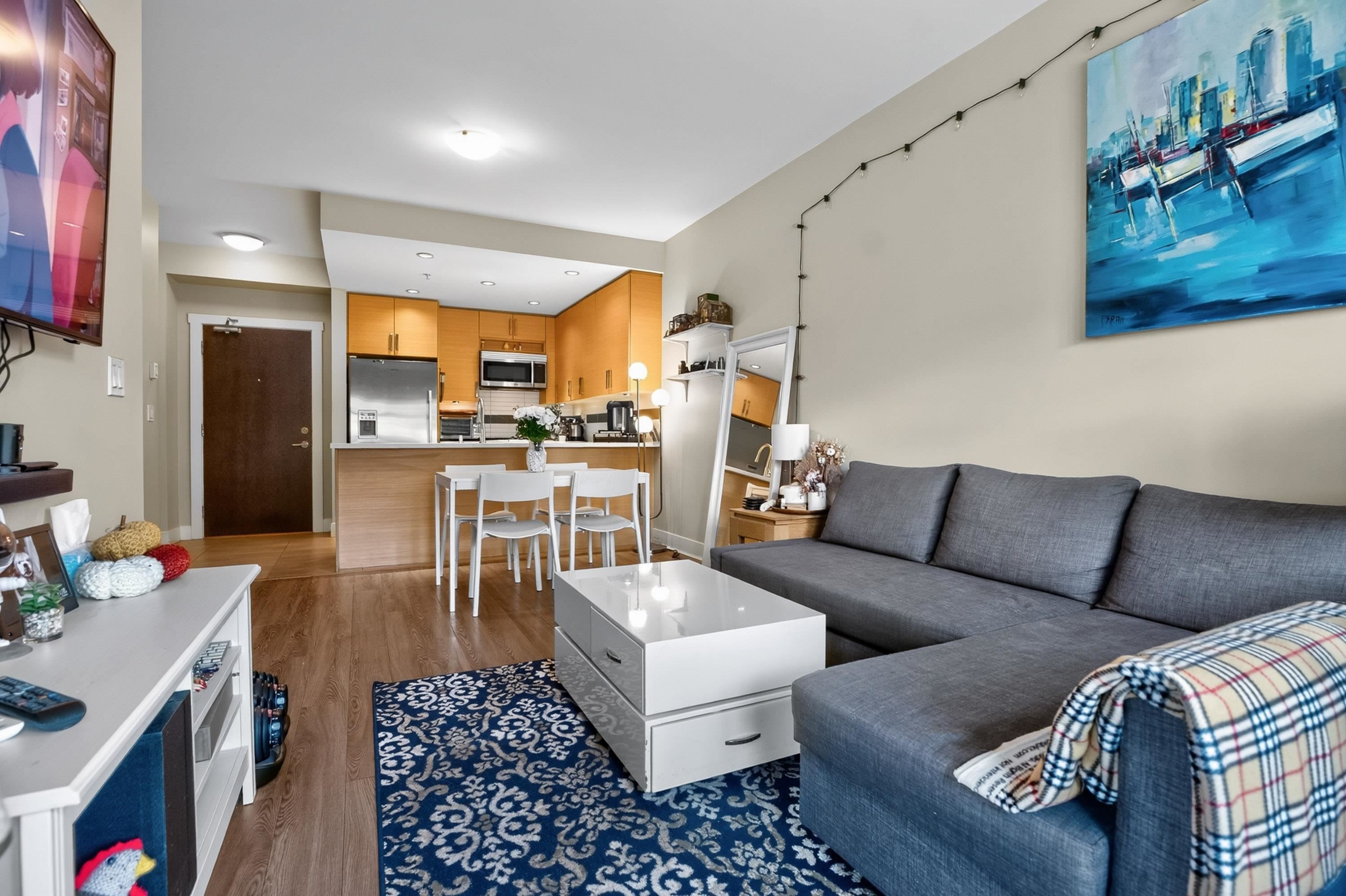 202-4710 Hastings Street, Burnaby, BC - Indoor Photo Showing Living Room