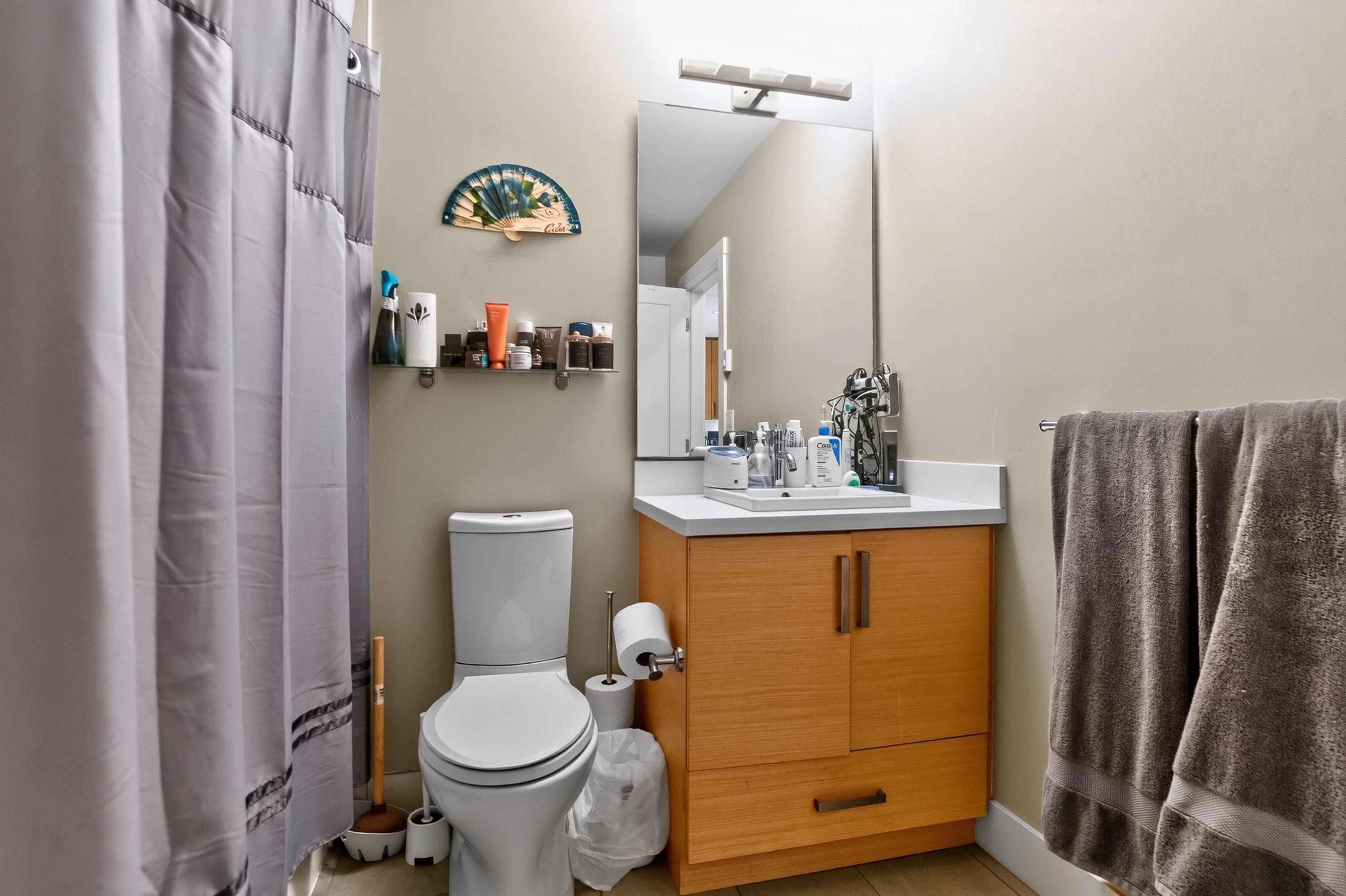 202-4710 Hastings Street, Burnaby, BC - Indoor Photo Showing Bathroom