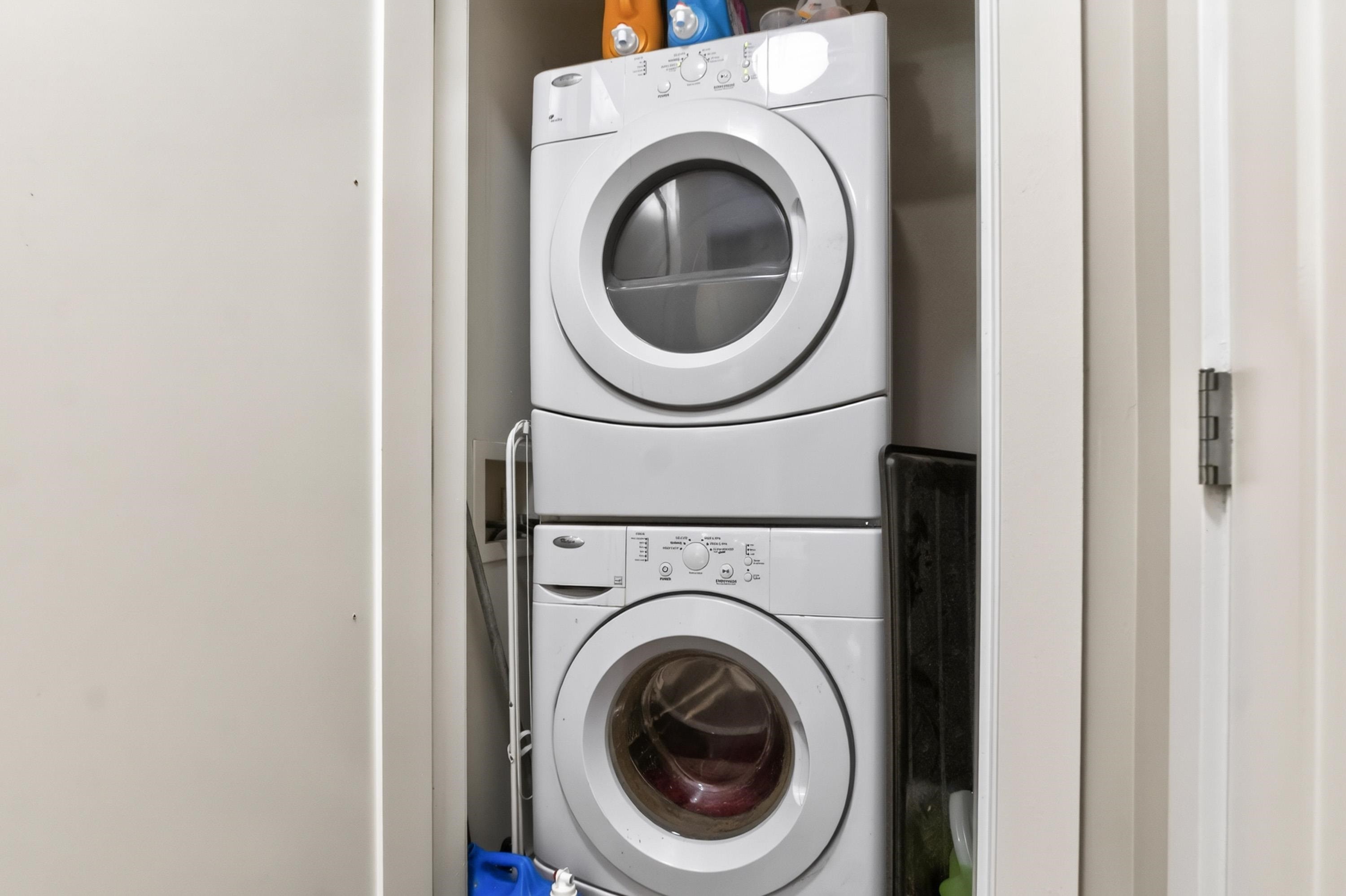 202-4710 Hastings Street, Burnaby, BC - Indoor Photo Showing Laundry Room