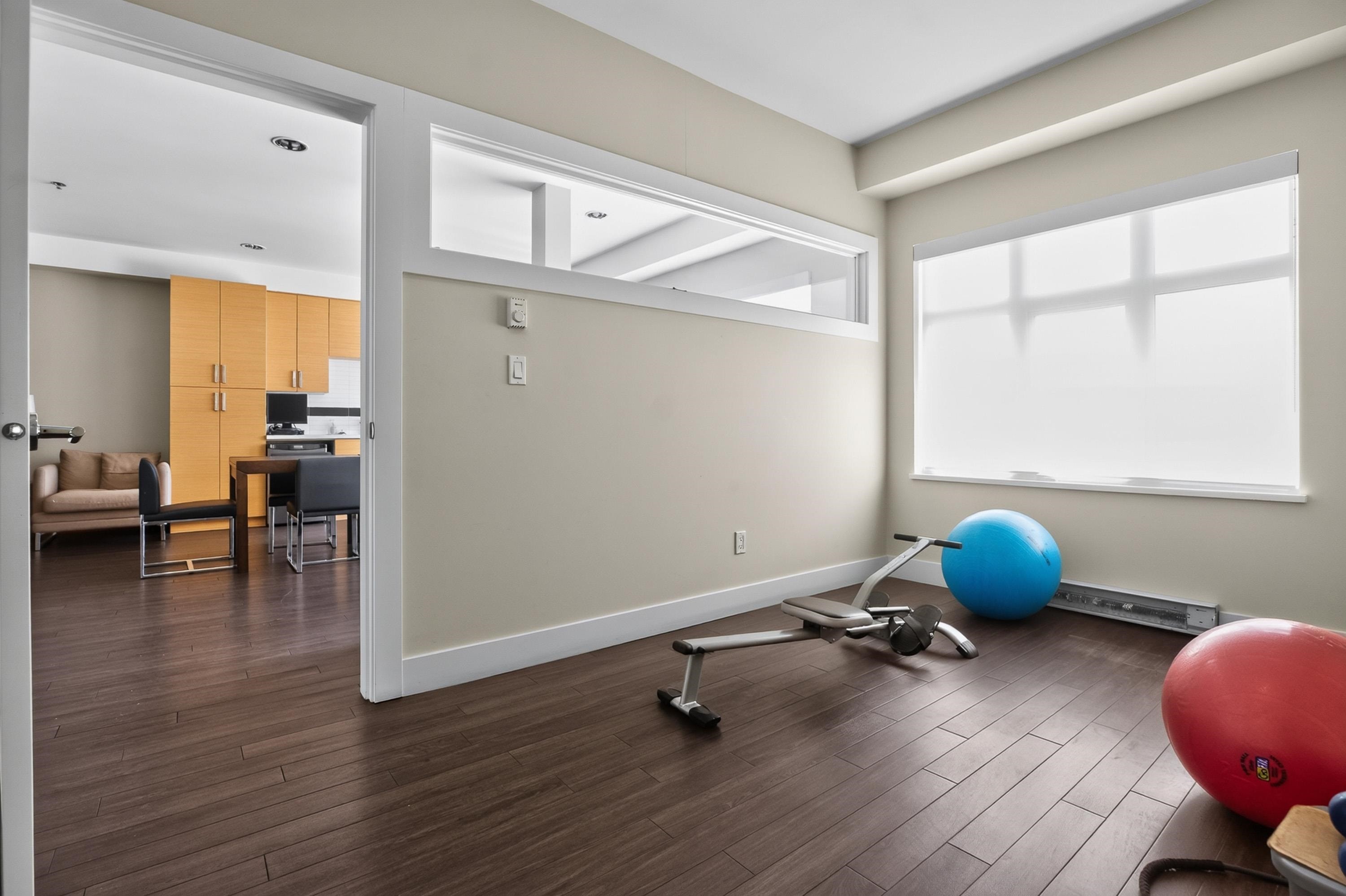 202-4710 Hastings Street, Burnaby, BC - Indoor Photo Showing Gym Room