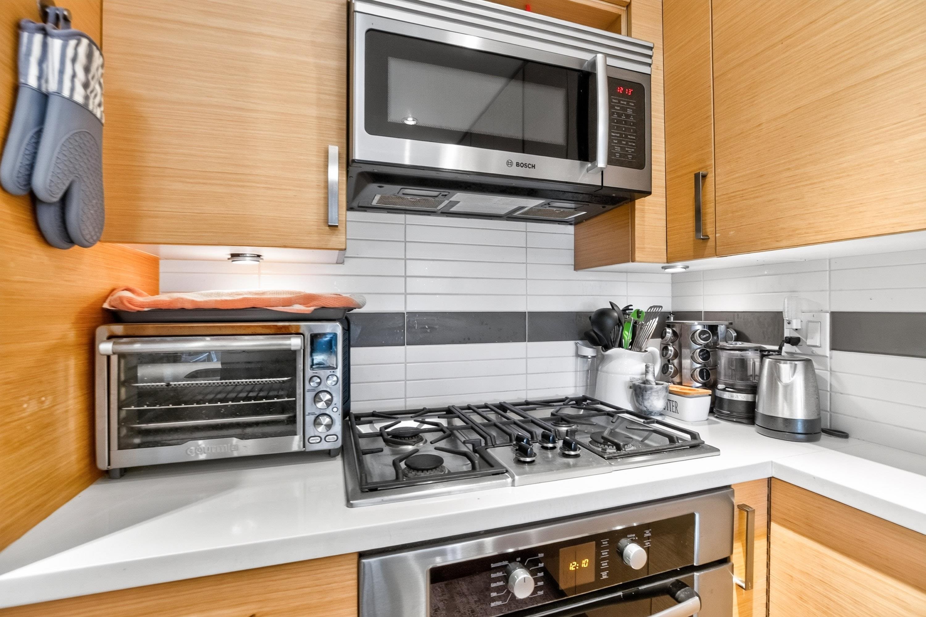 202-4710 Hastings Street, Burnaby, BC - Indoor Photo Showing Kitchen