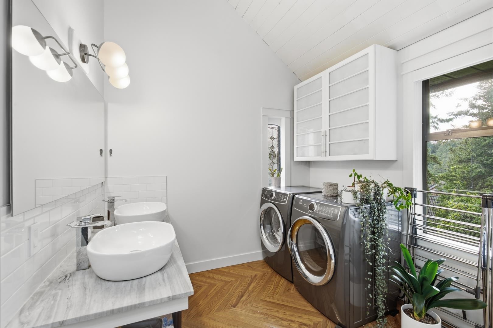 5322 Natalie Lane, Halfmoon Bay, BC - Indoor Photo Showing Laundry Room