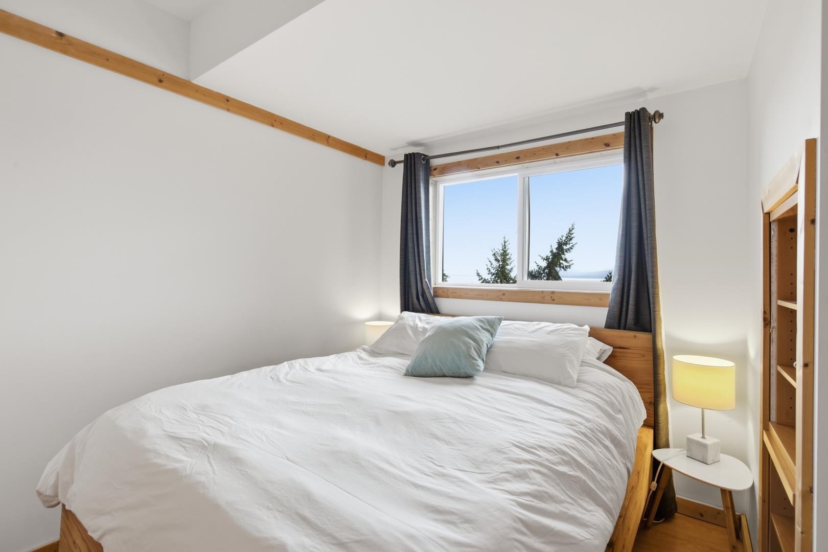 5322 Natalie Lane, Halfmoon Bay, BC - Indoor Photo Showing Bedroom