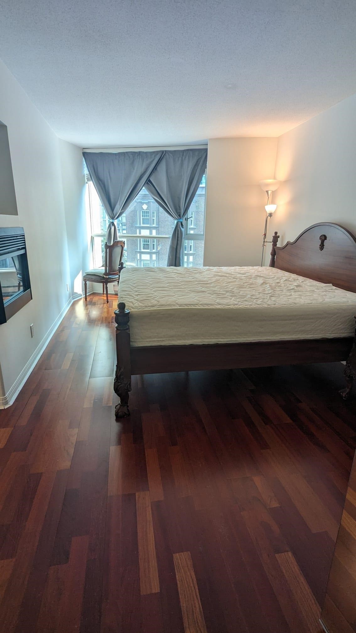 907-1328 Pender Street W, Vancouver, BC - Indoor Photo Showing Other Room With Fireplace