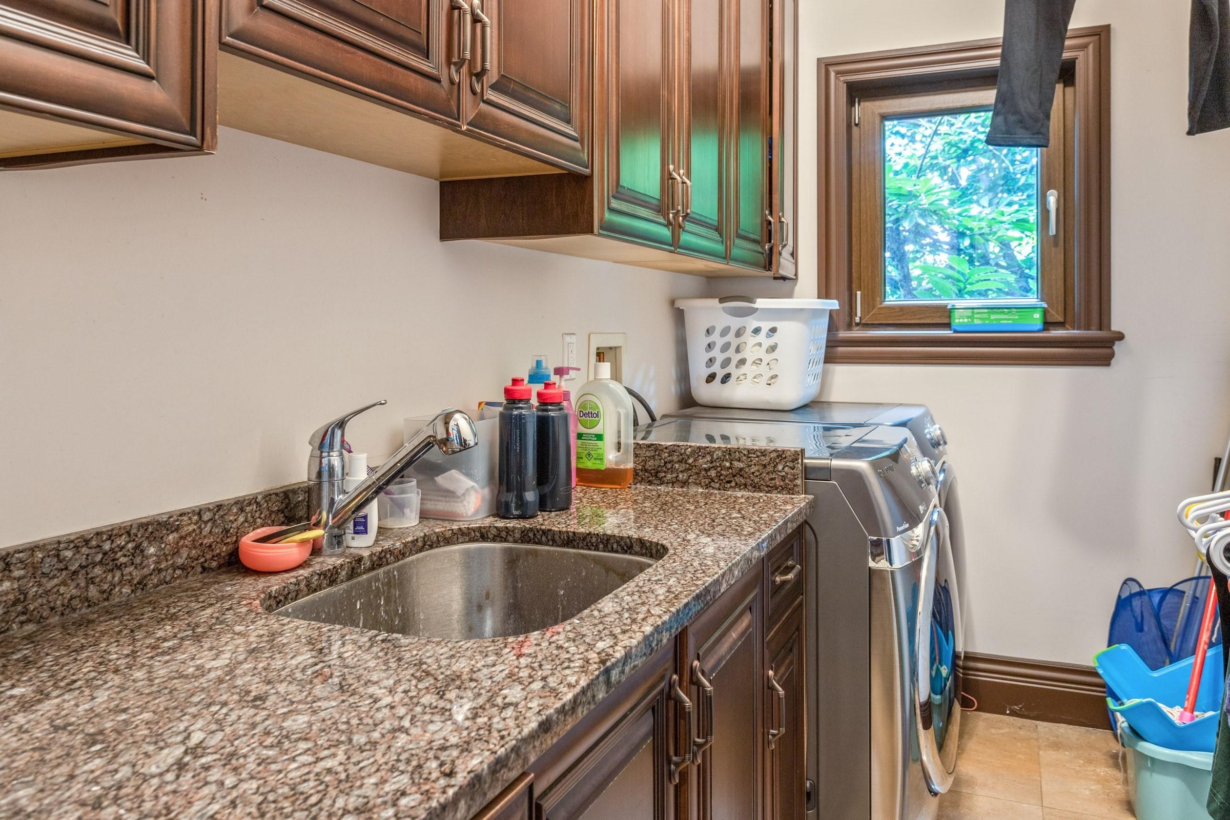 7282 Ridge Drive, Burnaby, BC - Indoor Photo Showing Laundry Room