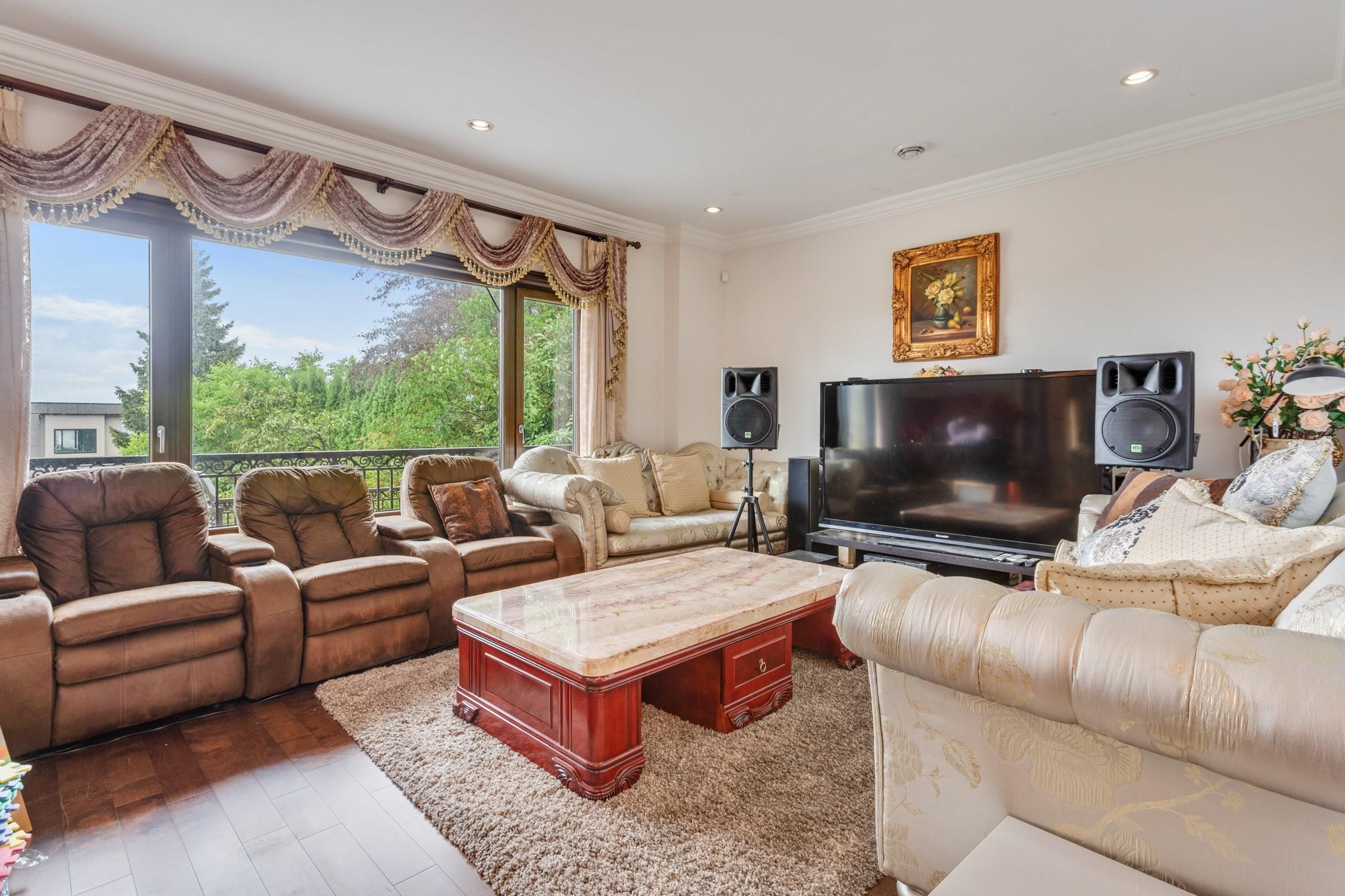 7282 Ridge Drive, Burnaby, BC - Indoor Photo Showing Living Room