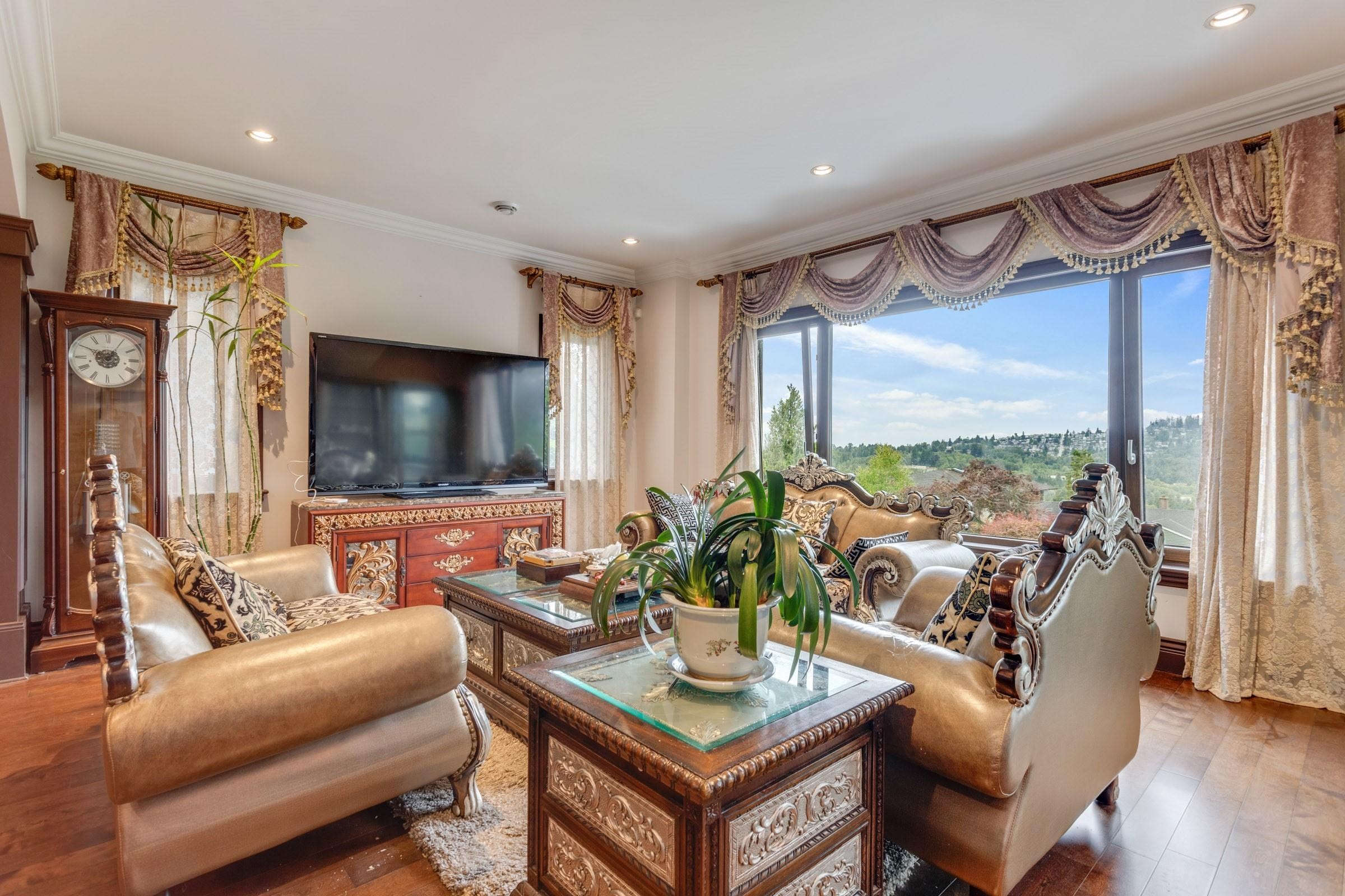 7282 Ridge Drive, Burnaby, BC - Indoor Photo Showing Living Room