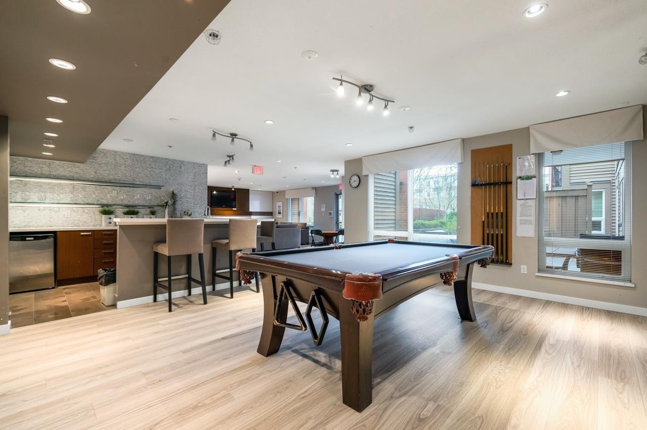 330-9500 Odlin Road, Richmond, BC - Indoor Photo Showing Other Room