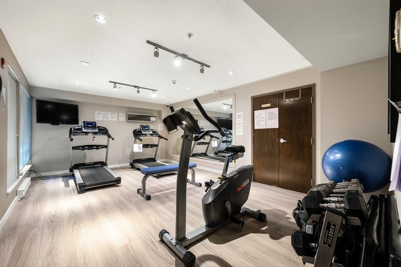 330-9500 Odlin Road, Richmond, BC - Indoor Photo Showing Gym Room
