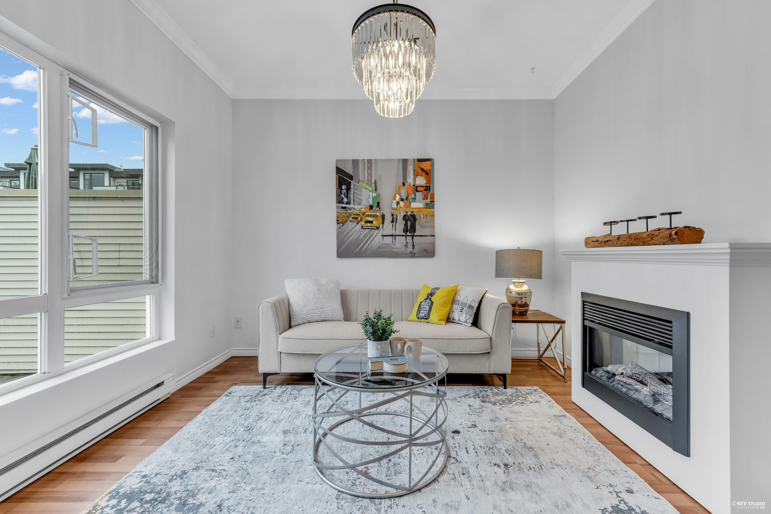 260-13020 No.2 Road, Richmond, BC - Indoor Photo Showing Living Room With Fireplace