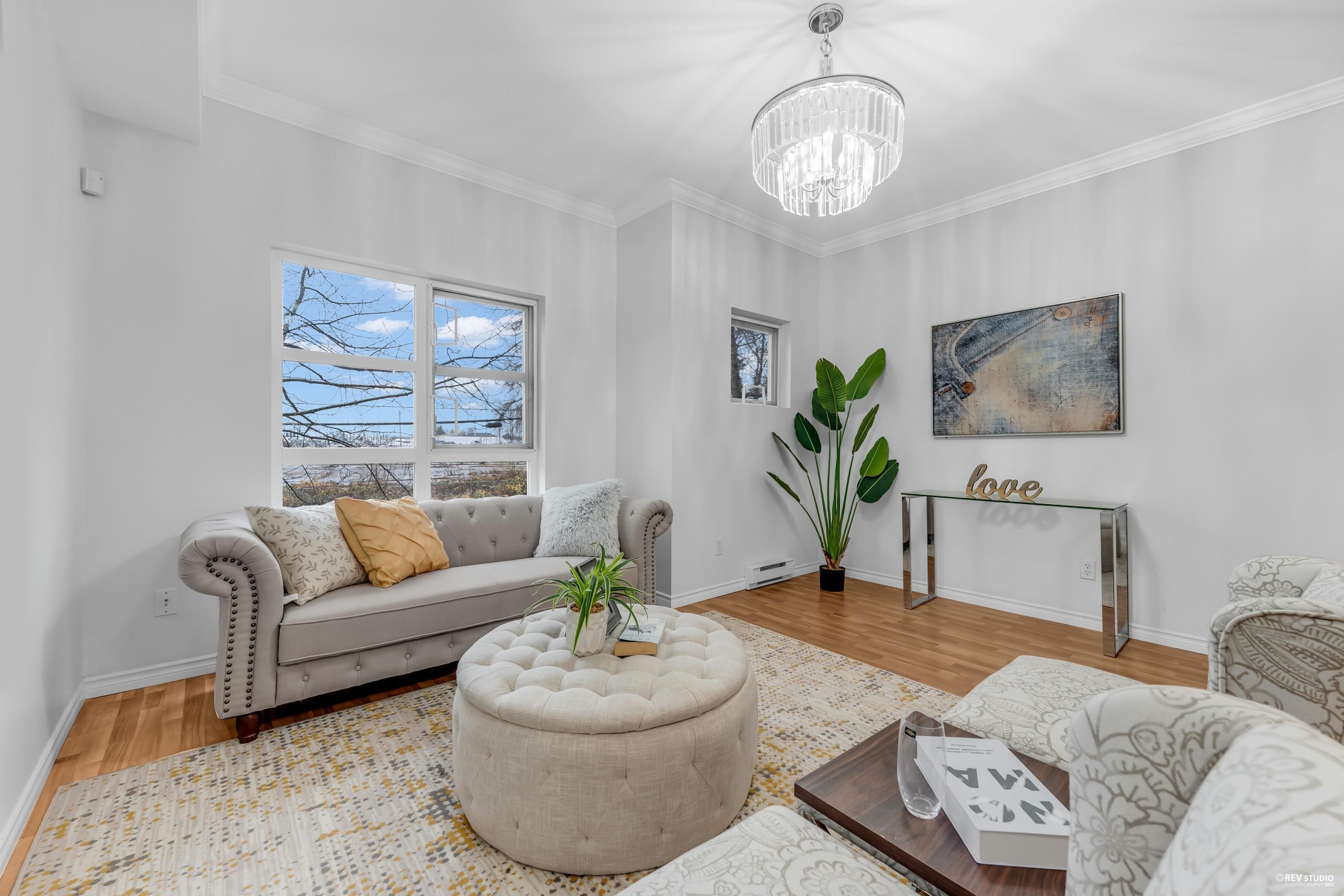 260-13020 No.2 Road, Richmond, BC - Indoor Photo Showing Living Room