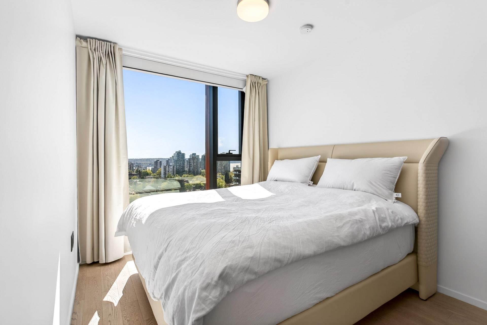 1606-1482 Robson Street, Vancouver, BC - Indoor Photo Showing Bedroom