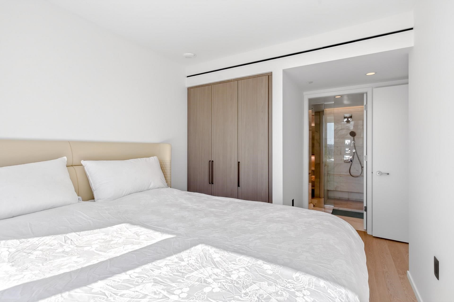 1606-1482 Robson Street, Vancouver, BC - Indoor Photo Showing Bedroom