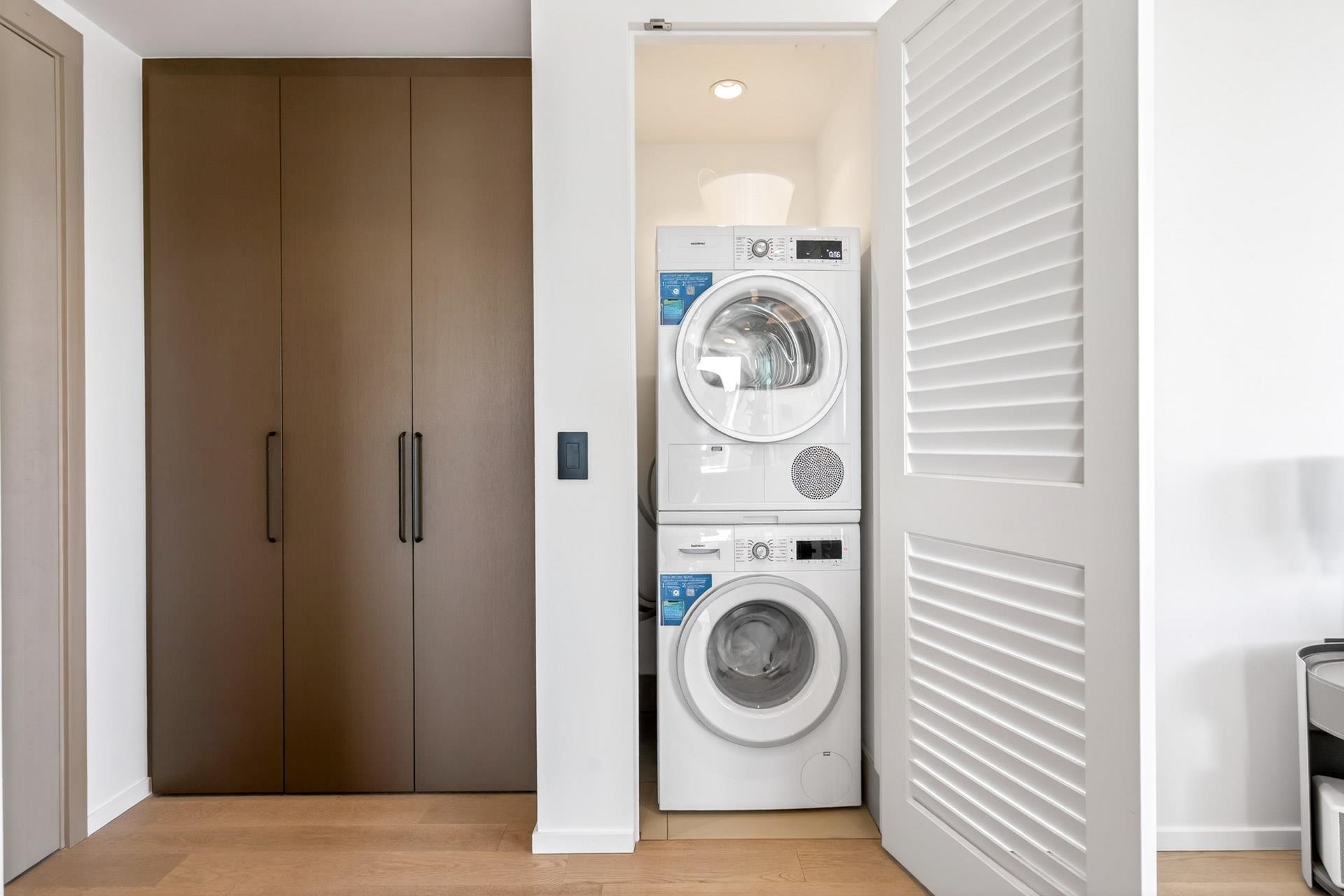 1606-1482 Robson Street, Vancouver, BC - Indoor Photo Showing Laundry Room